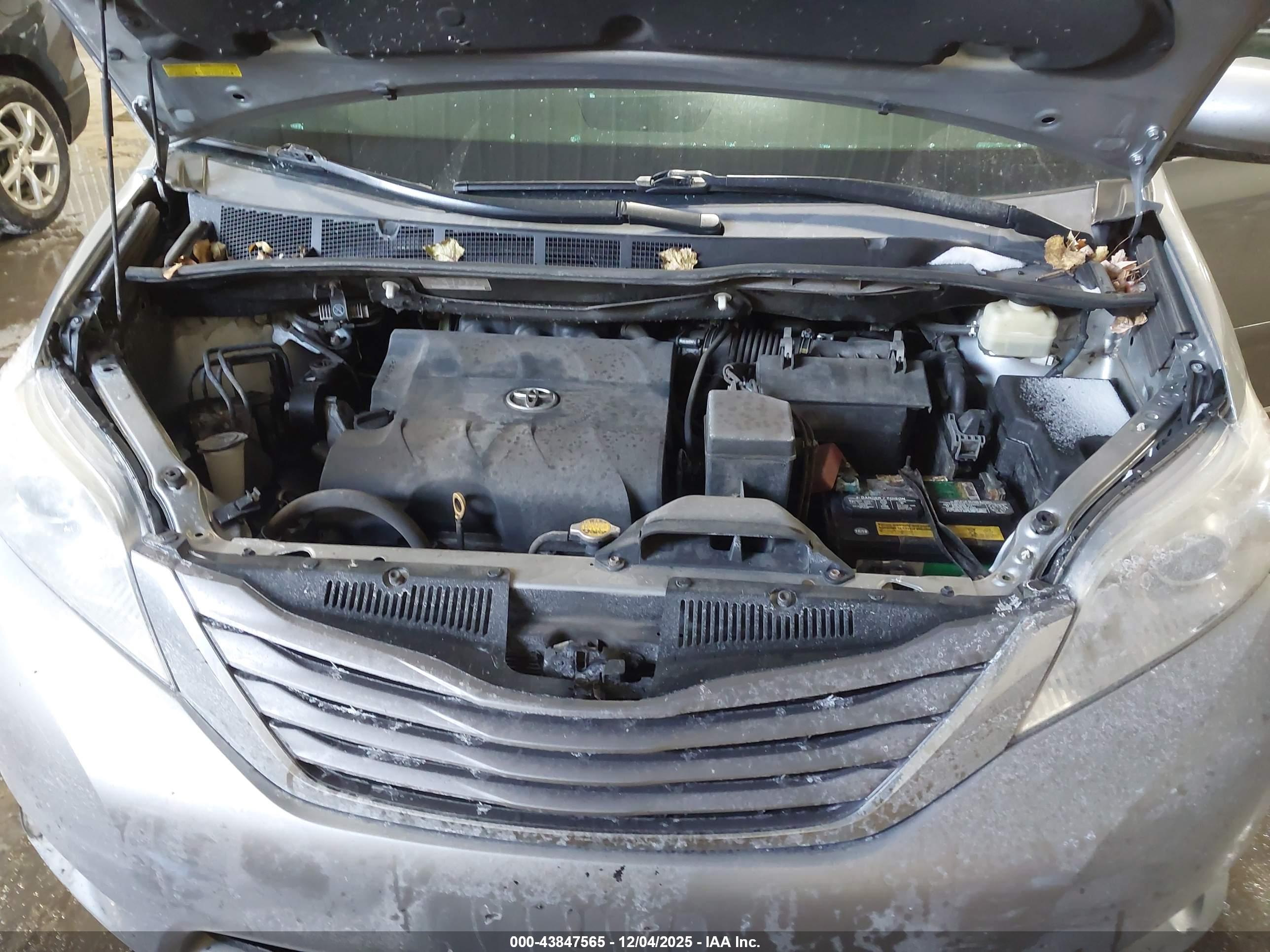 TOYOTA SIENNA image 10