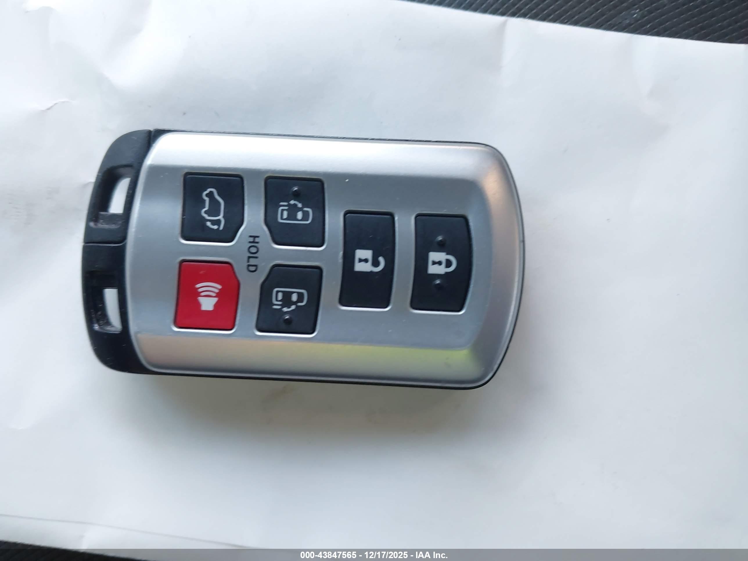 TOYOTA SIENNA image 11