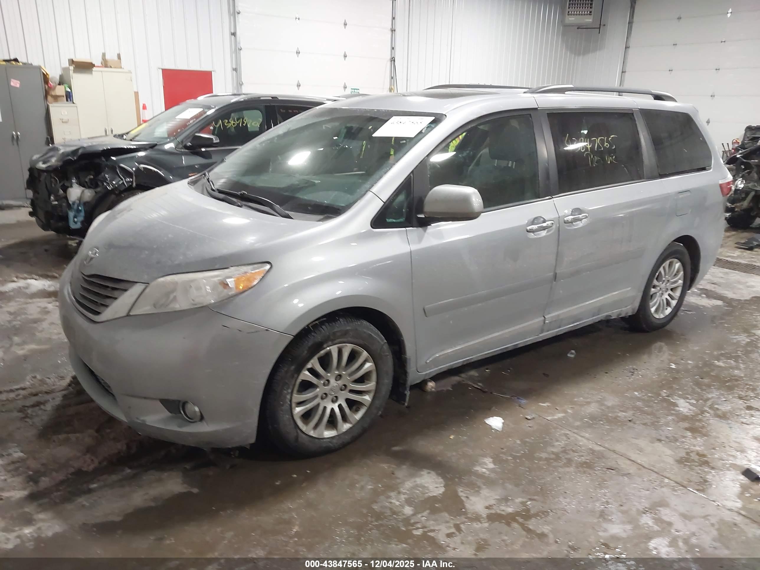 TOYOTA SIENNA image 2