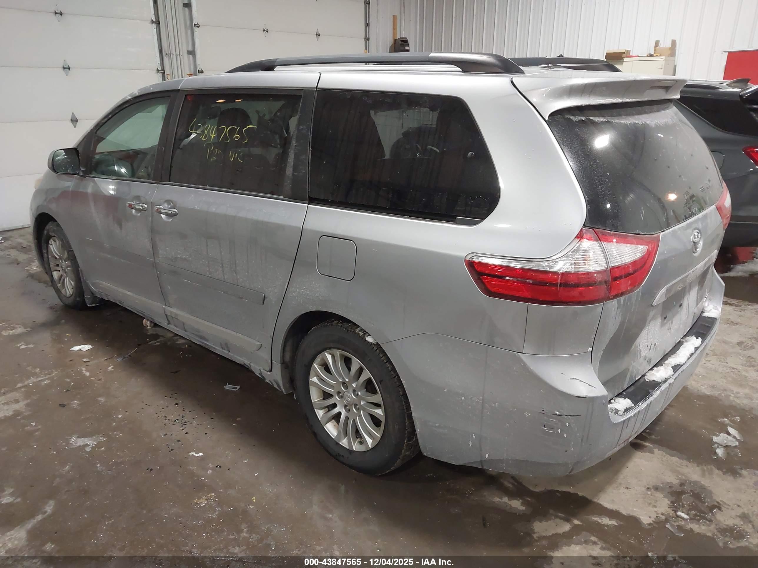 TOYOTA SIENNA image 3