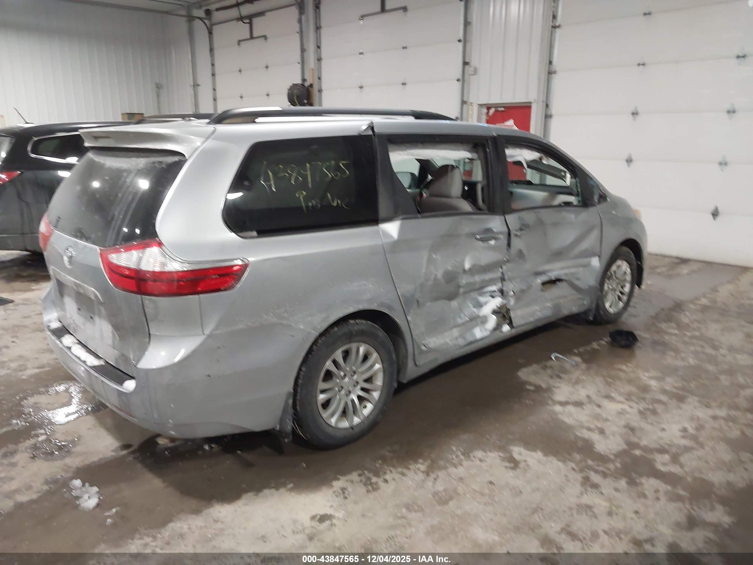 TOYOTA SIENNA image 4
