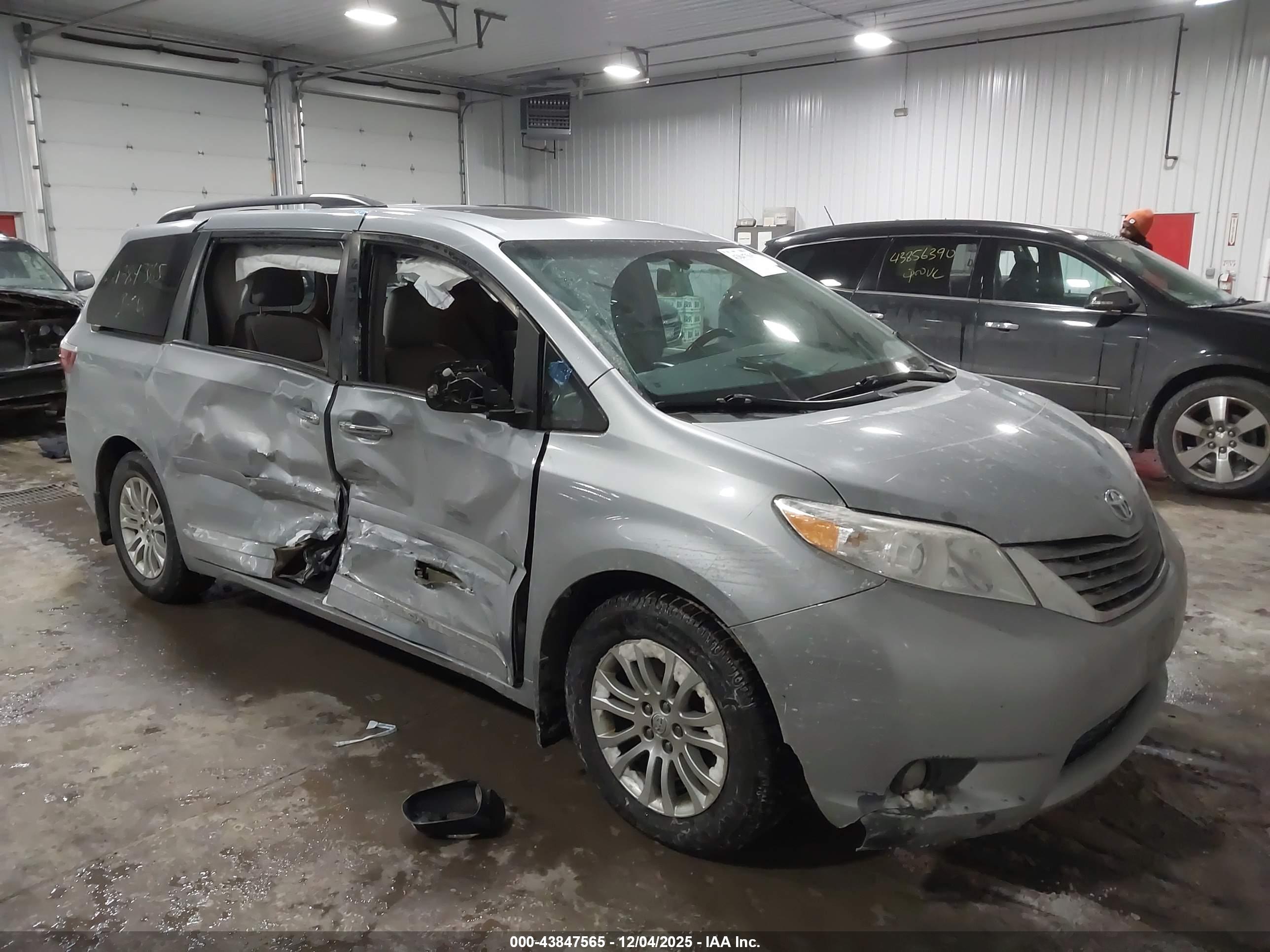 TOYOTA SIENNA image 6