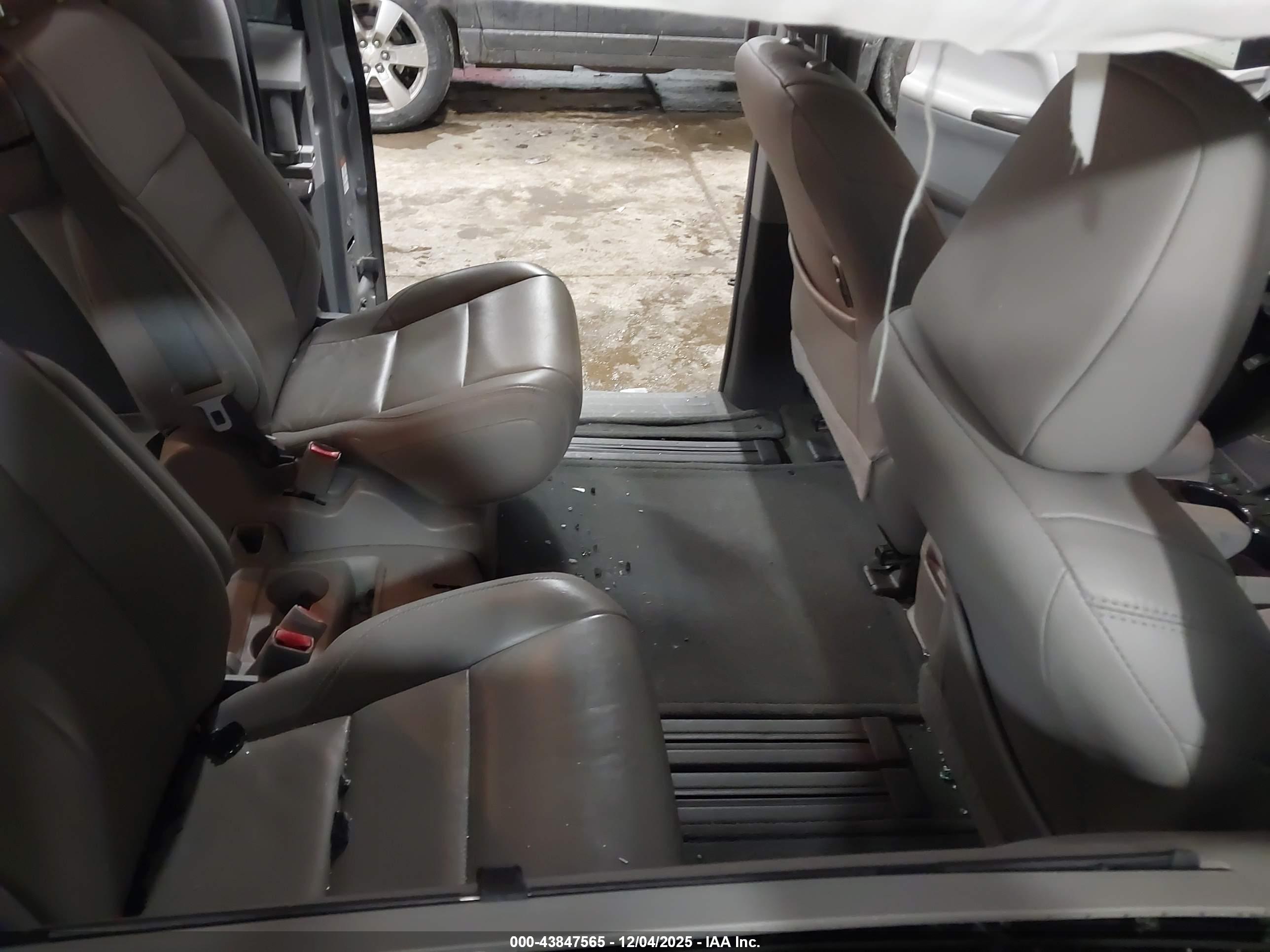 TOYOTA SIENNA image 8