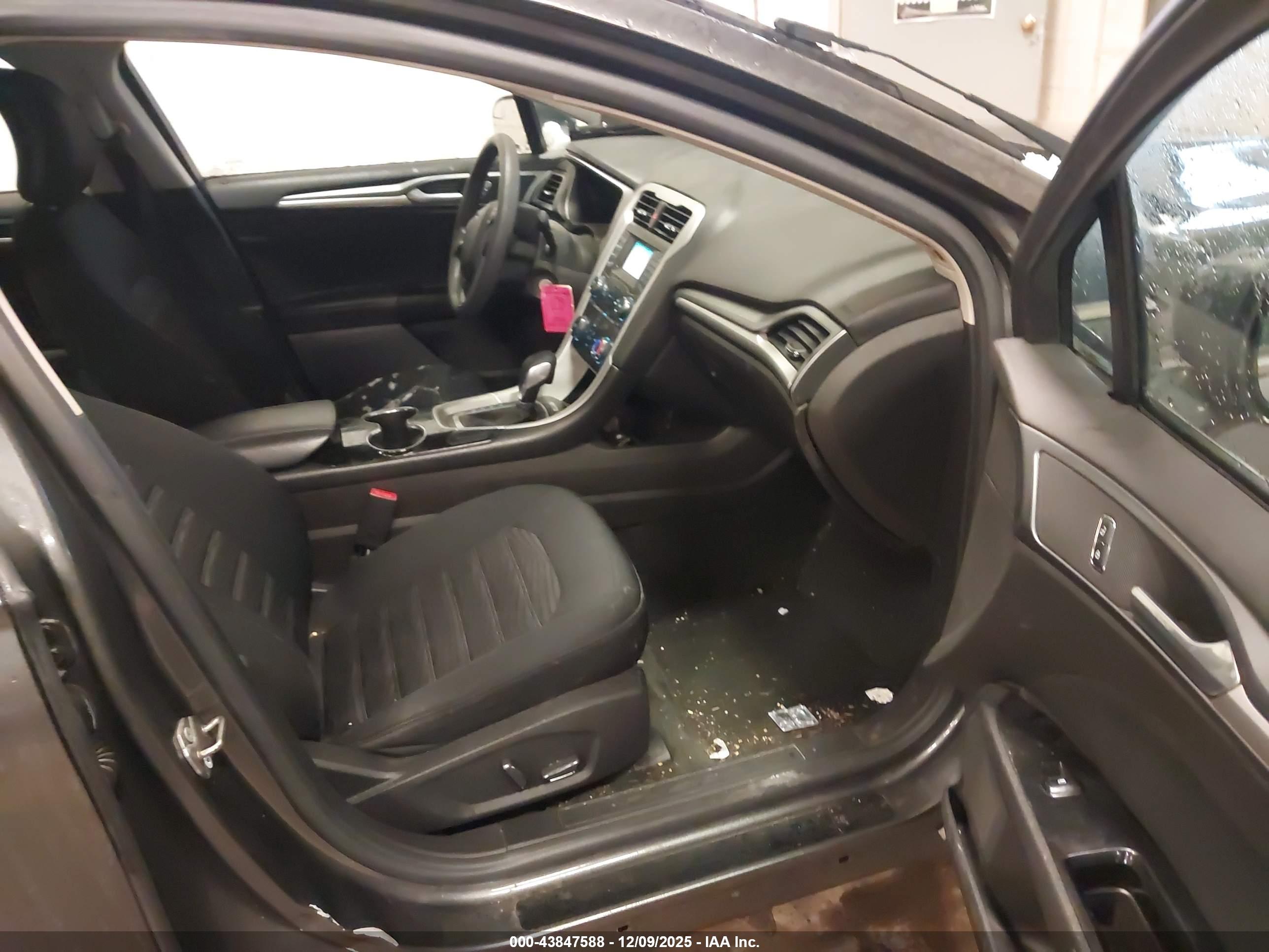 FORD FUSION image 5
