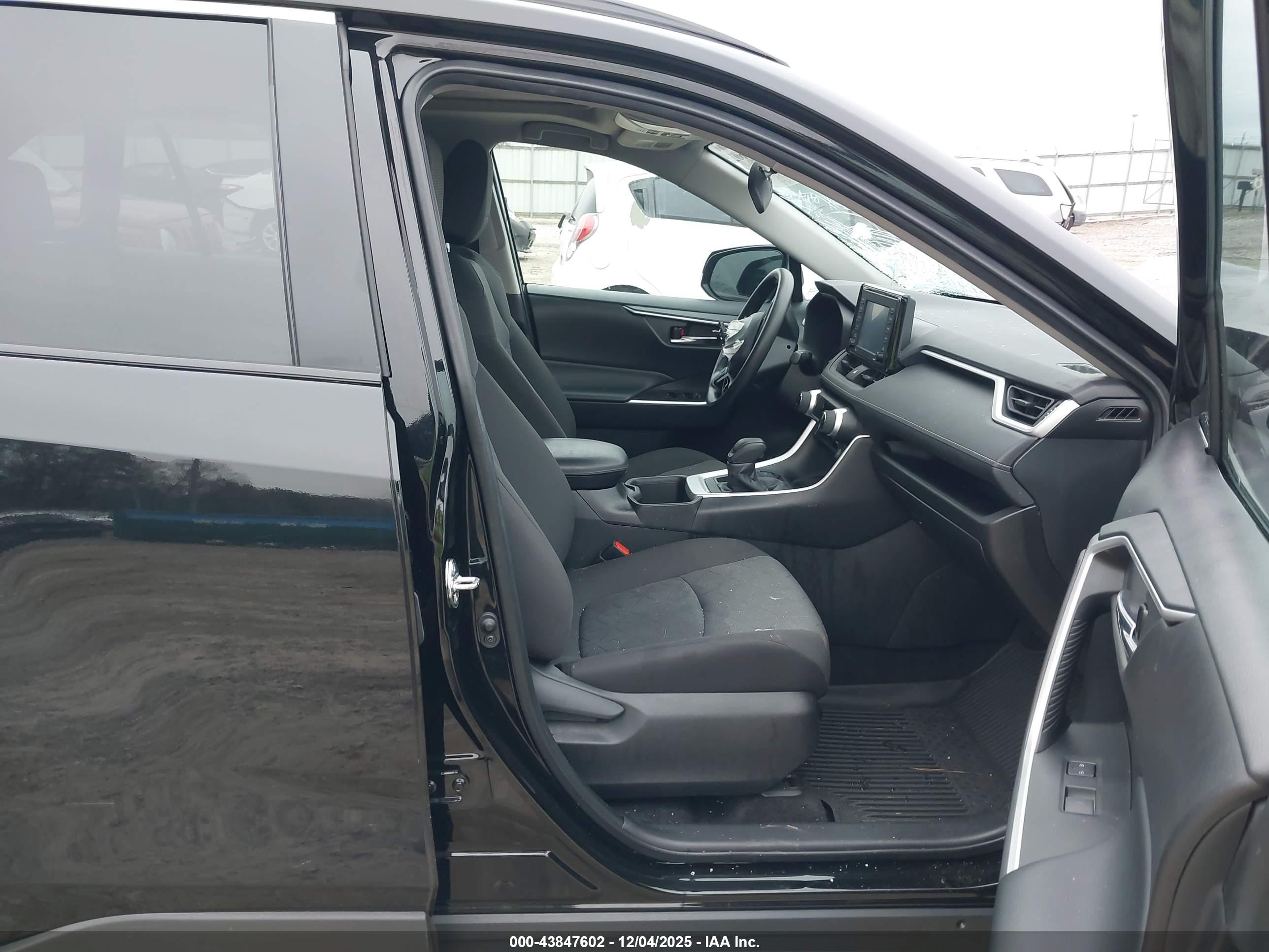 TOYOTA RAV4 image 5
