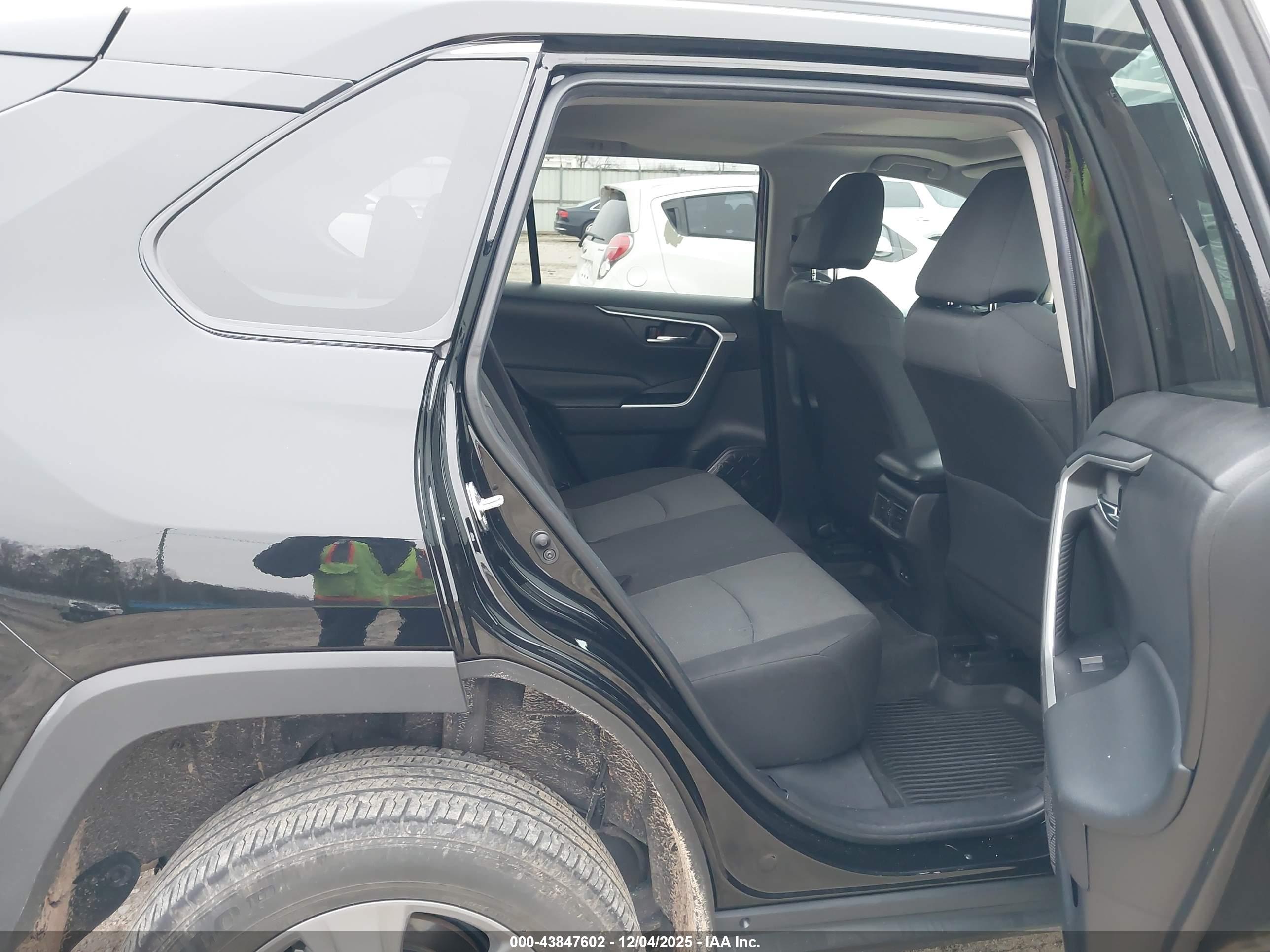 TOYOTA RAV4 image 8