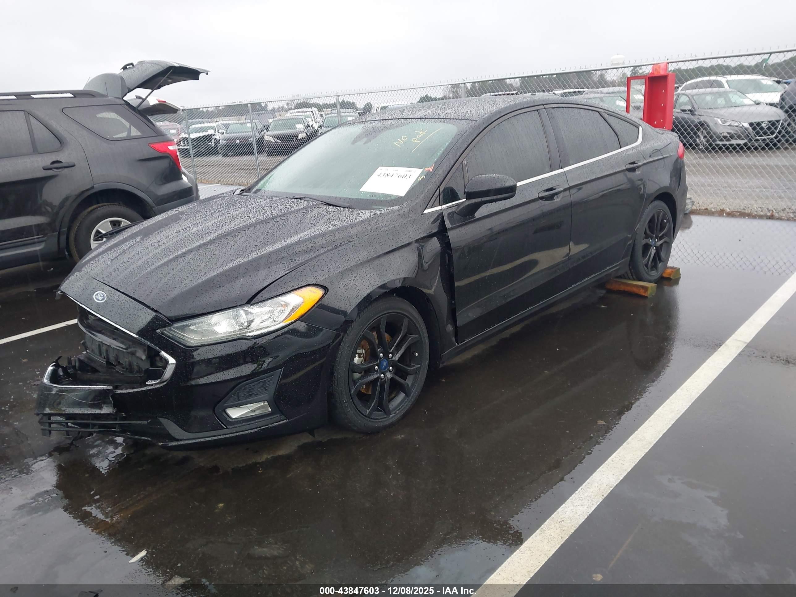 FORD FUSION image 2