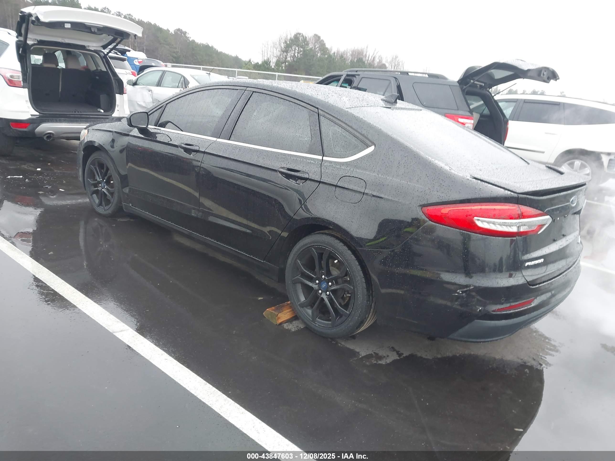 FORD FUSION image 3