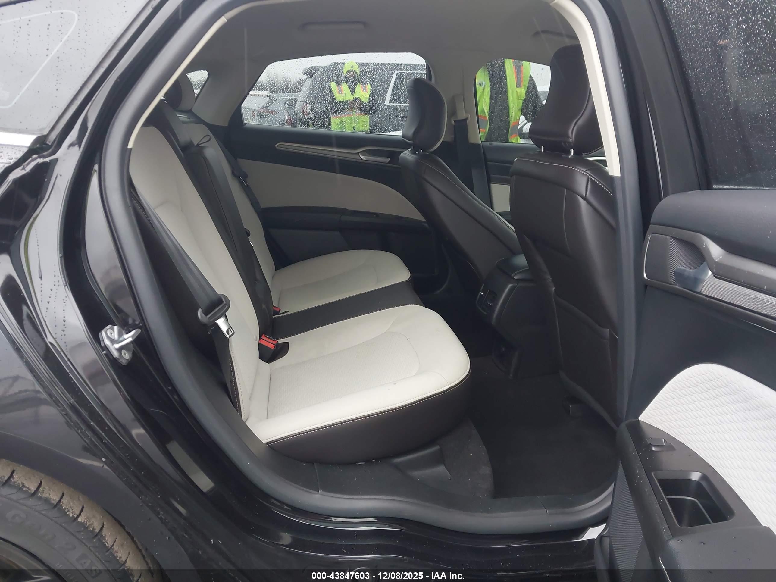 FORD FUSION image 8