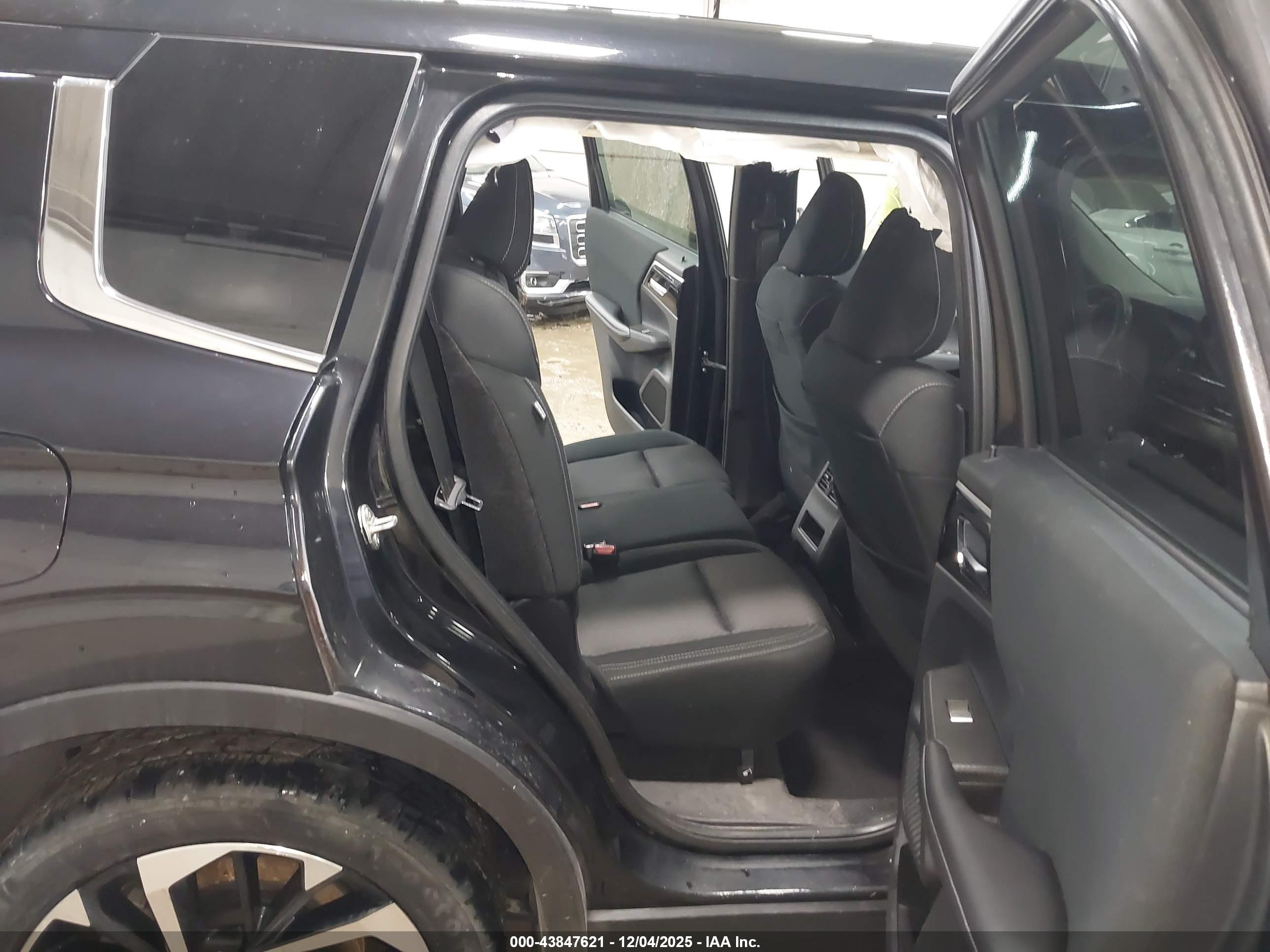 MITSUBISHI OUTLANDER image 8