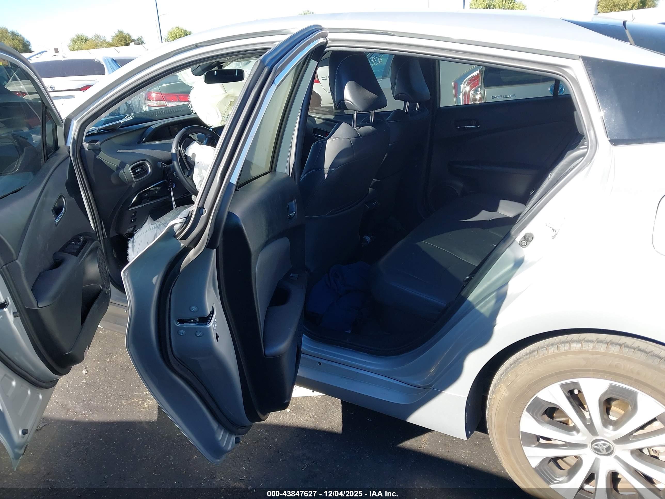 TOYOTA PRIUS image 8