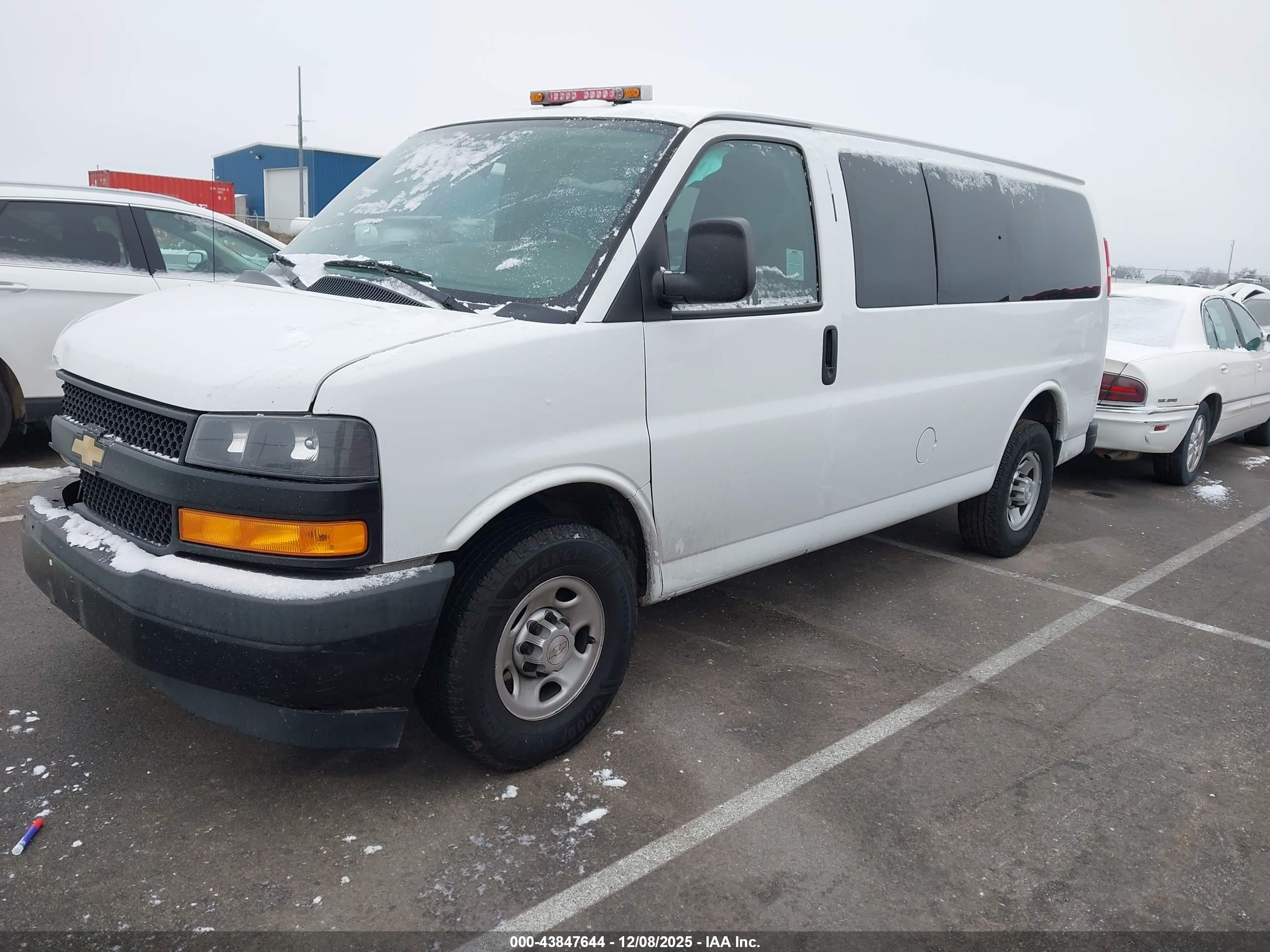 CHEVROLET EXPRESS image 2