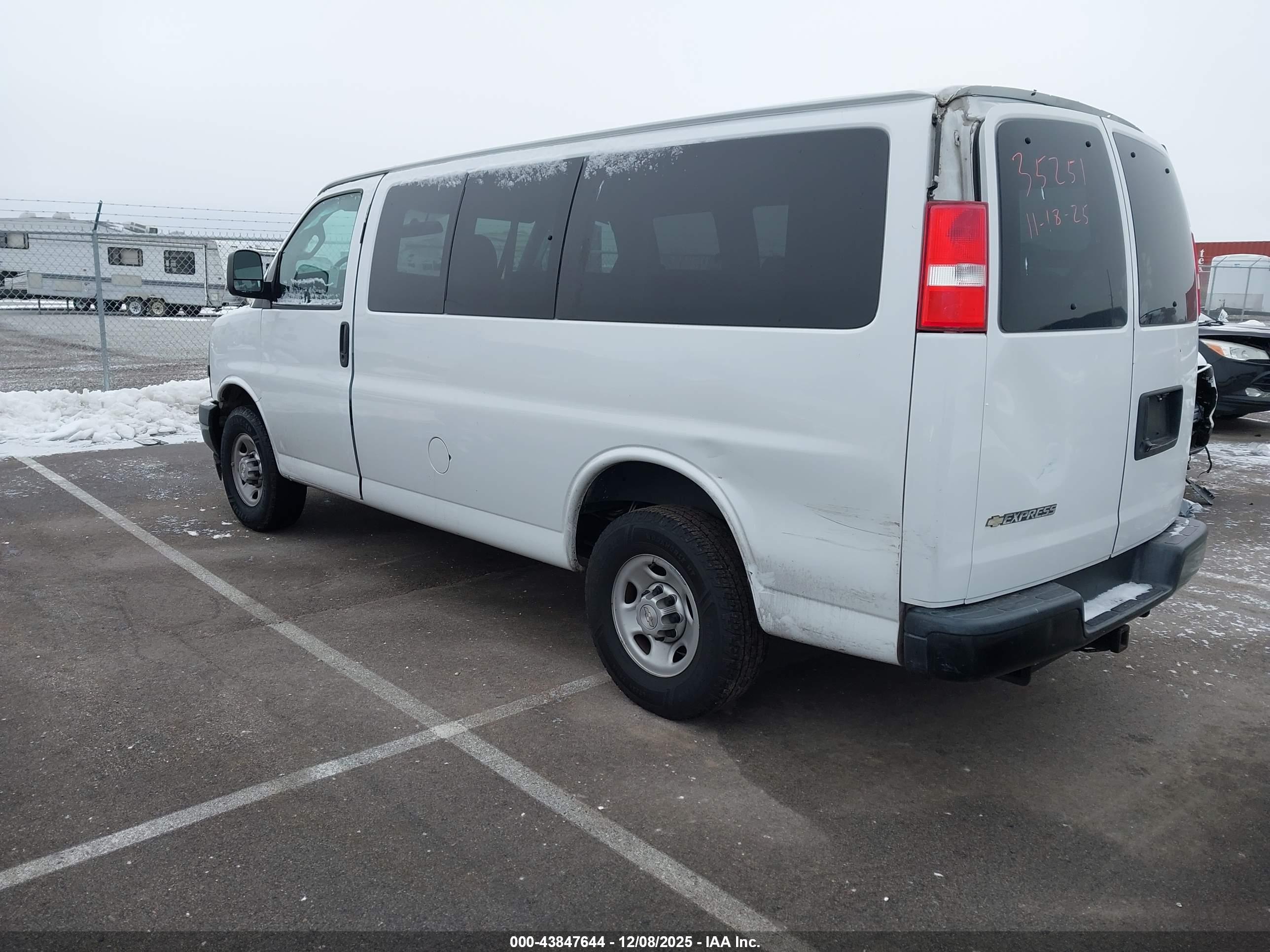 CHEVROLET EXPRESS image 3