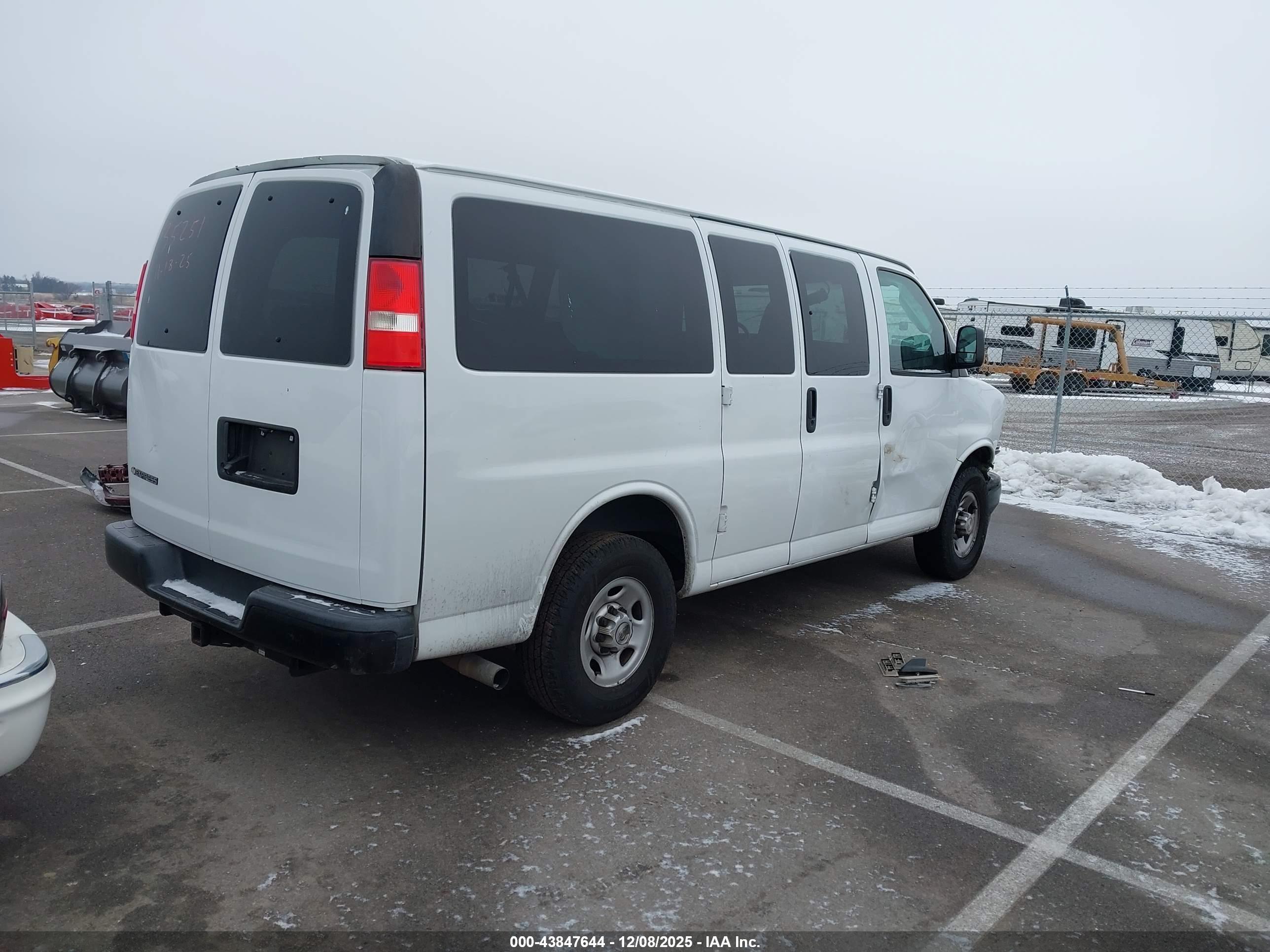 CHEVROLET EXPRESS image 4