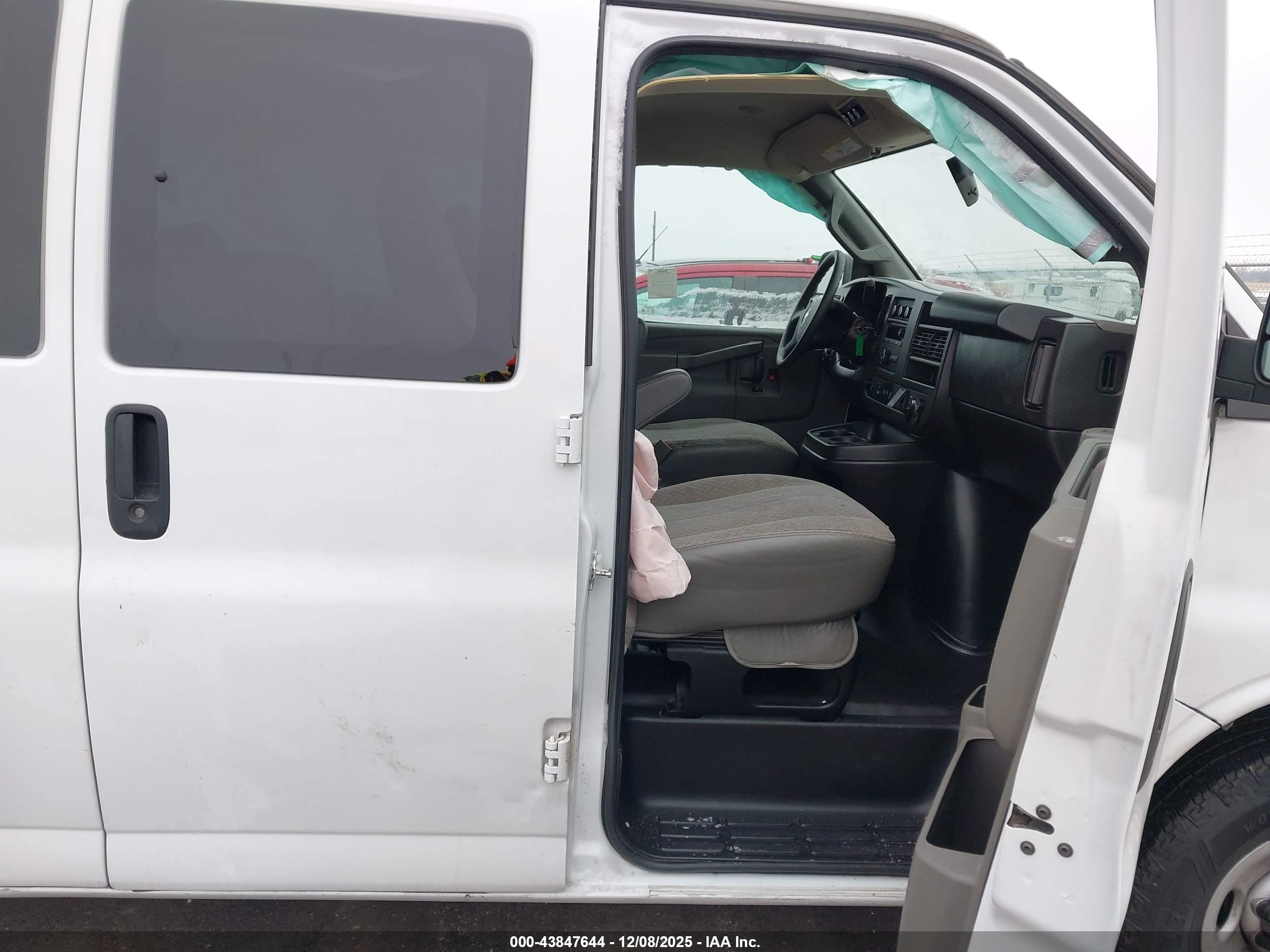 CHEVROLET EXPRESS image 5