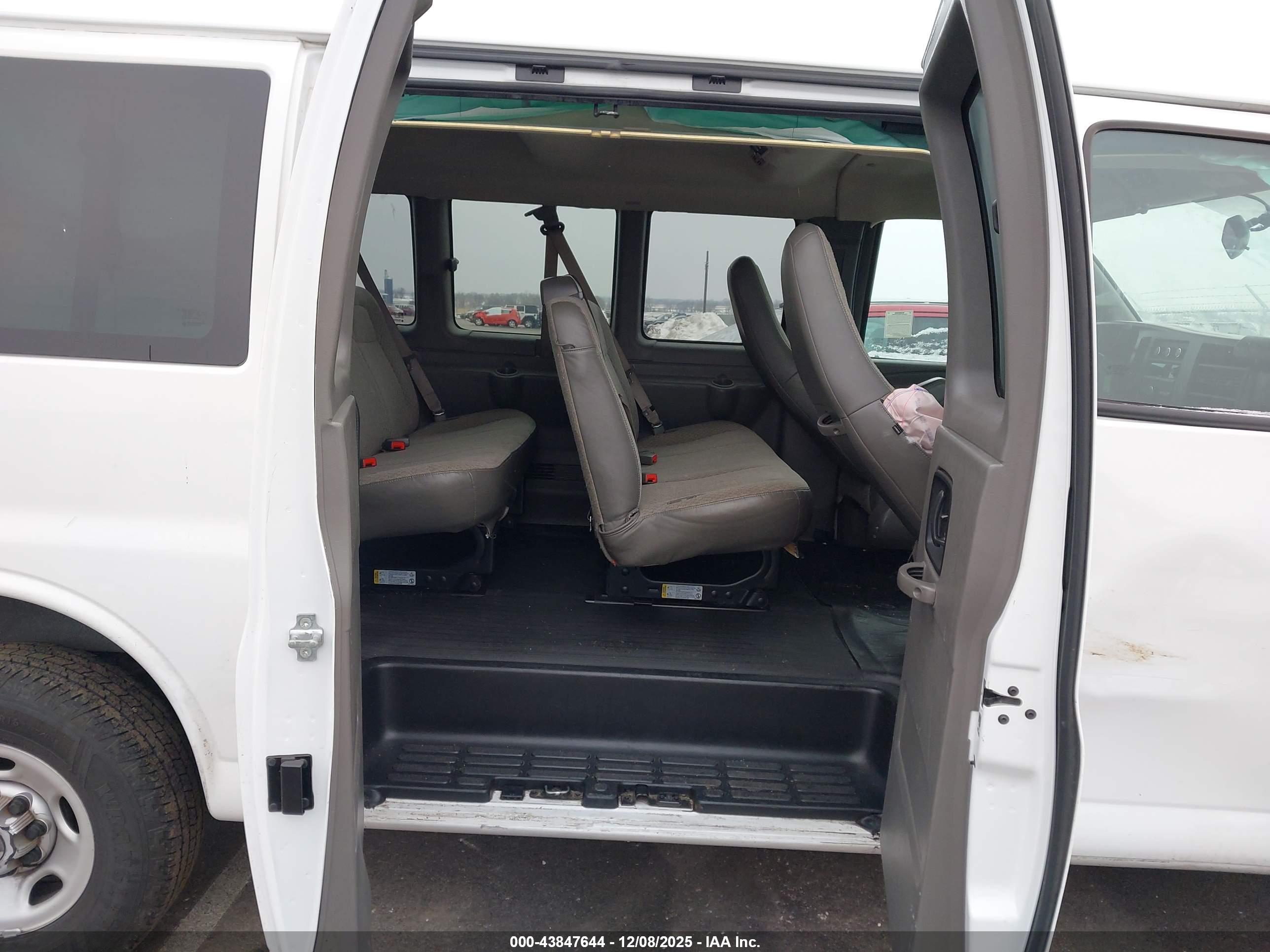 CHEVROLET EXPRESS image 8