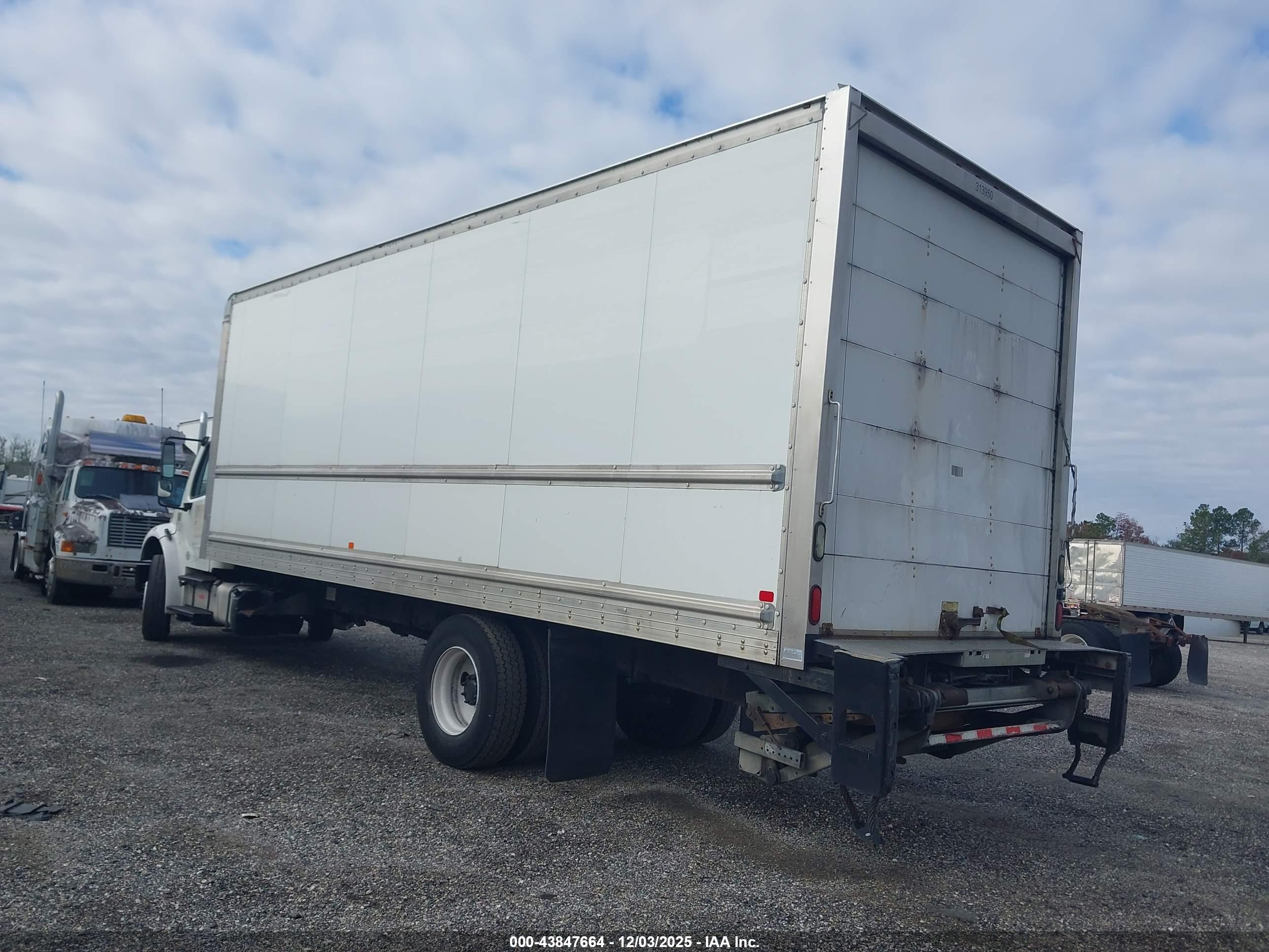 FREIGHTLINER M2 image 3