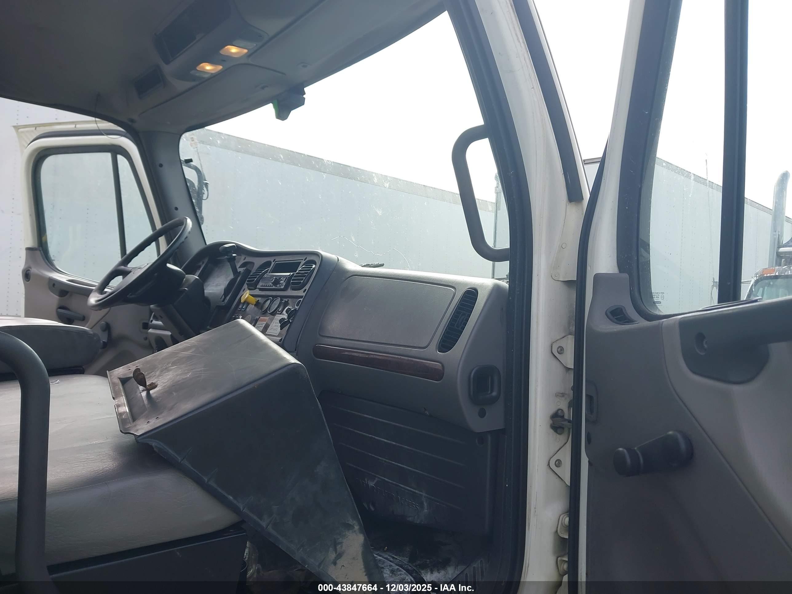 FREIGHTLINER M2 image 8