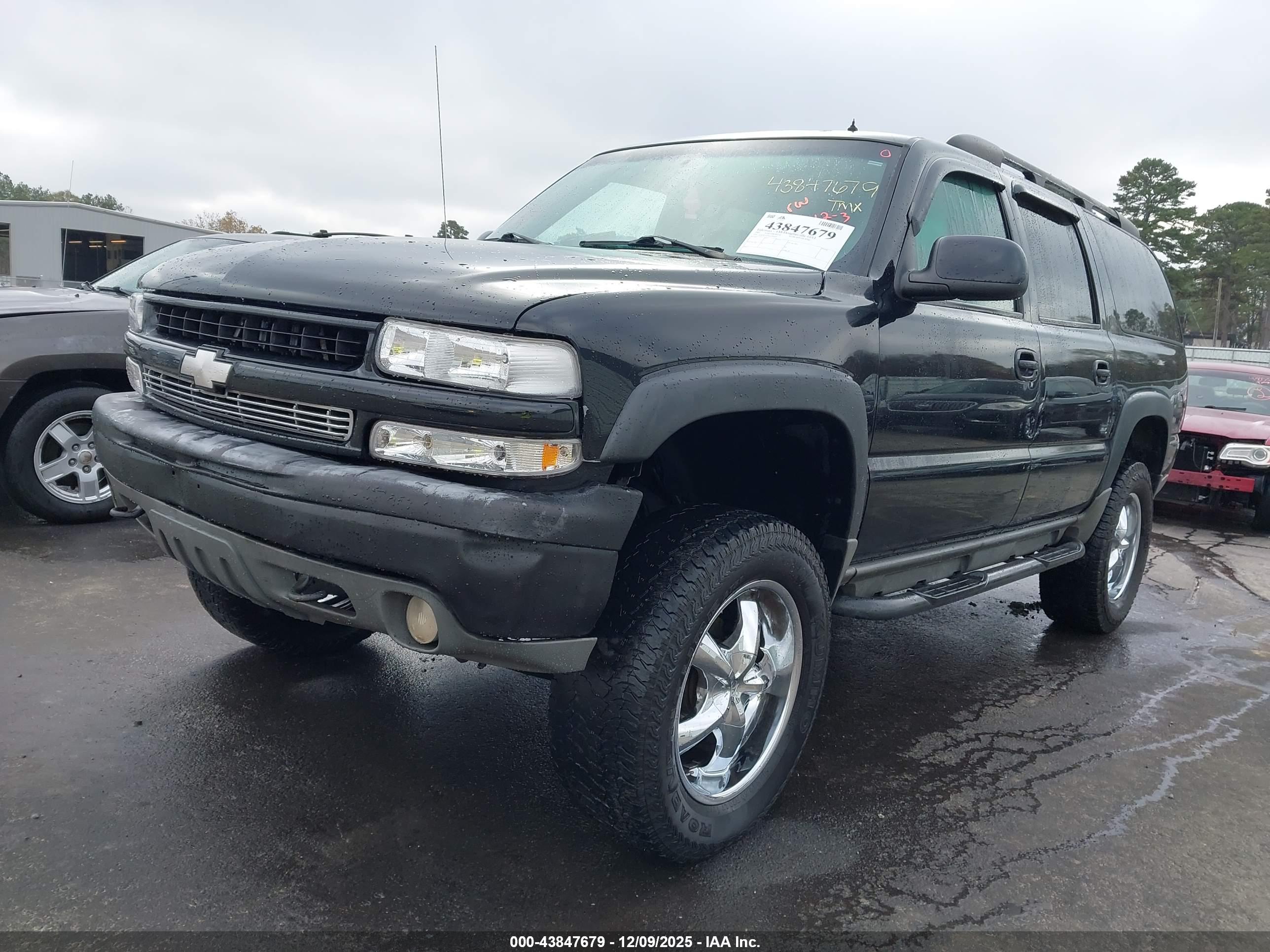 CHEVROLET SUBURBAN image 2