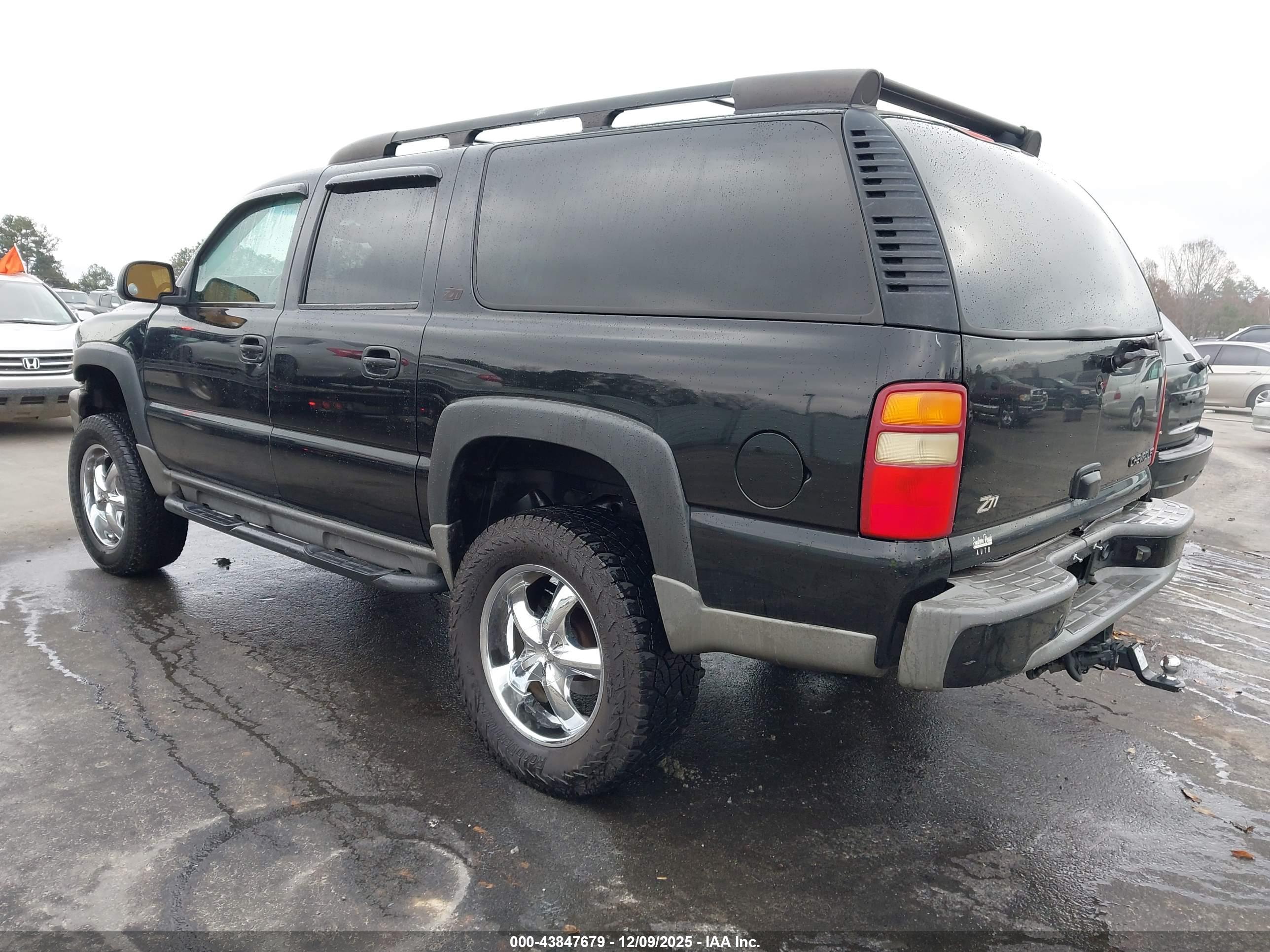 CHEVROLET SUBURBAN image 3