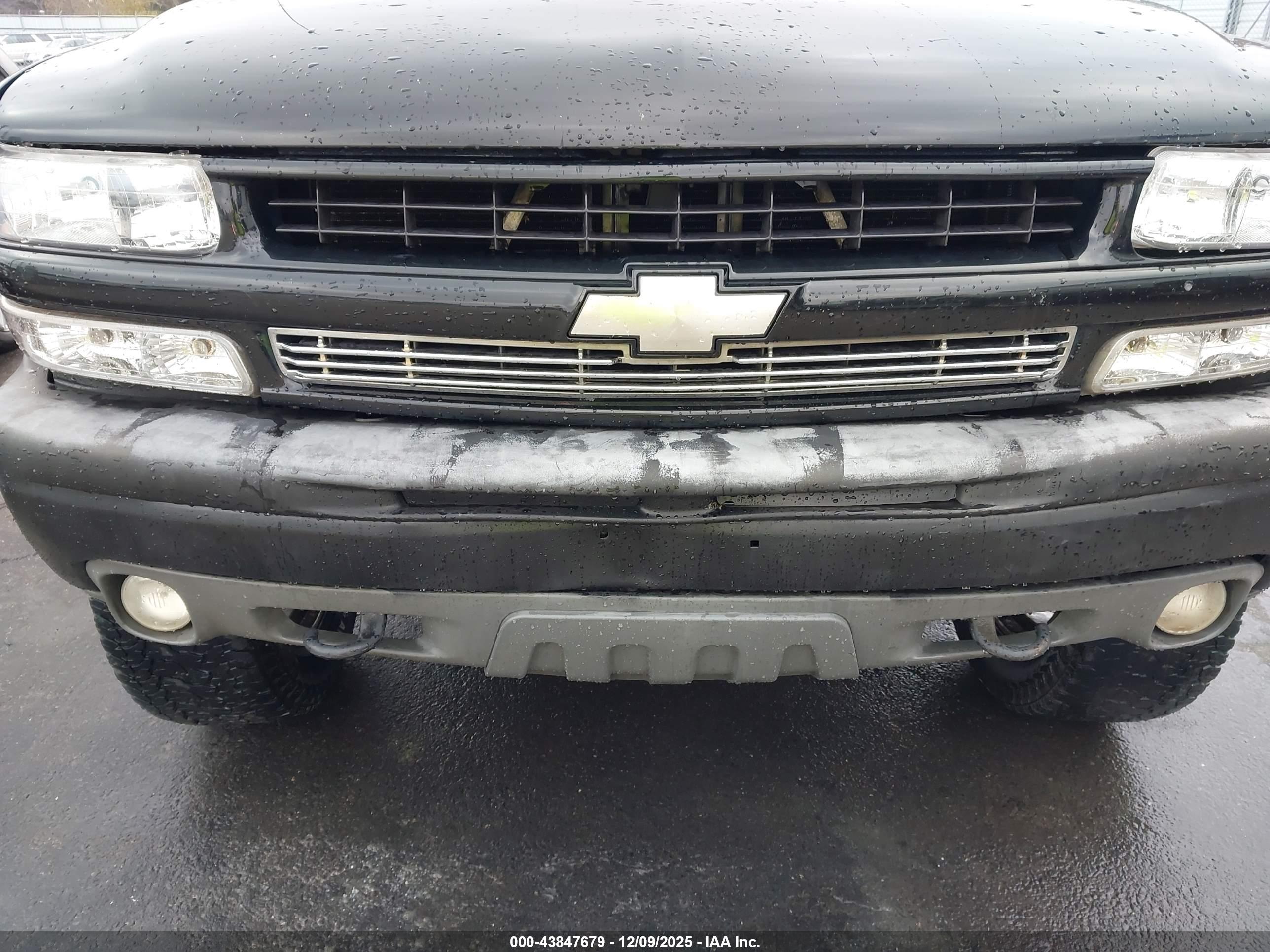 CHEVROLET SUBURBAN image 6