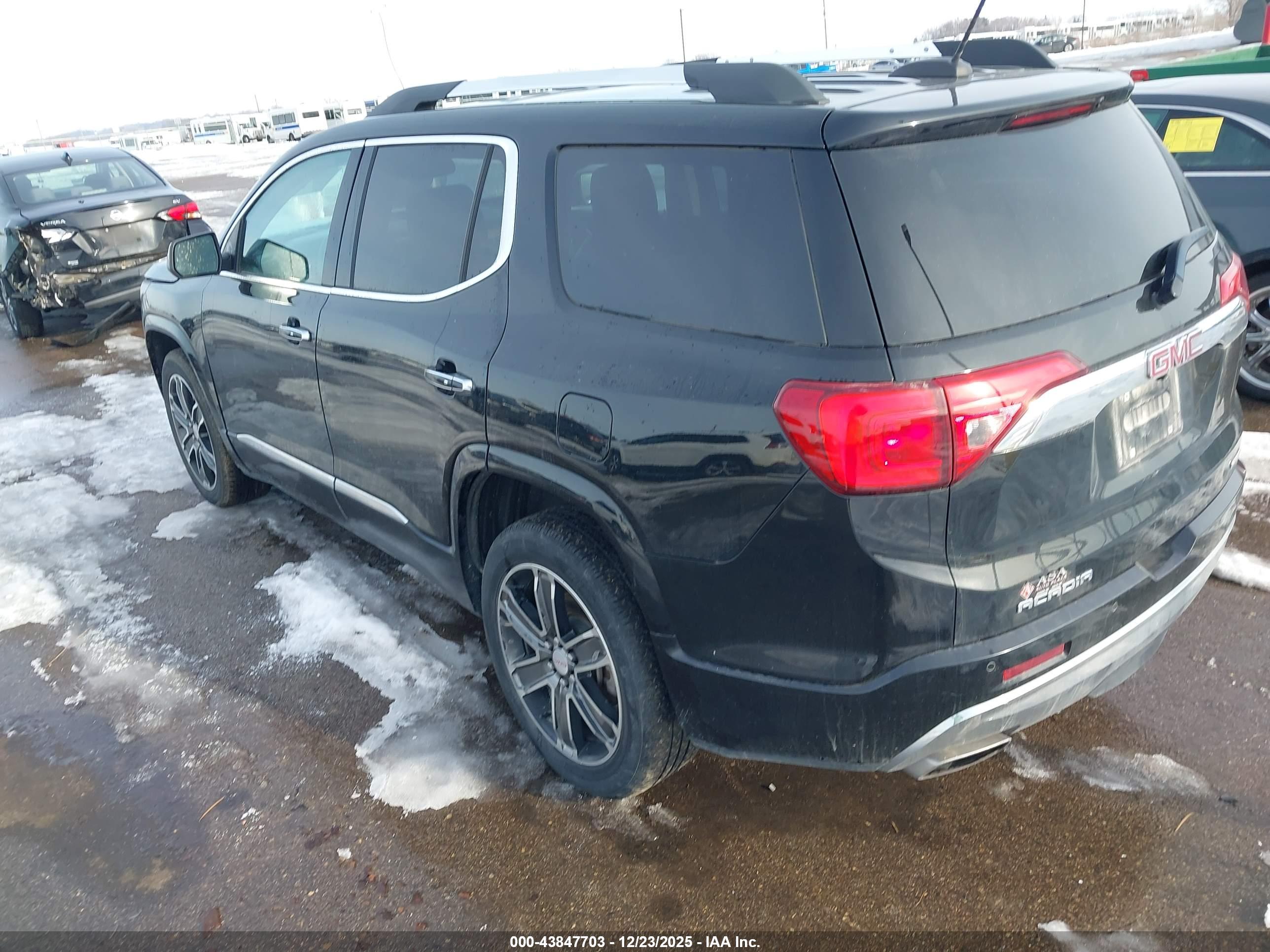 GMC ACADIA image 3