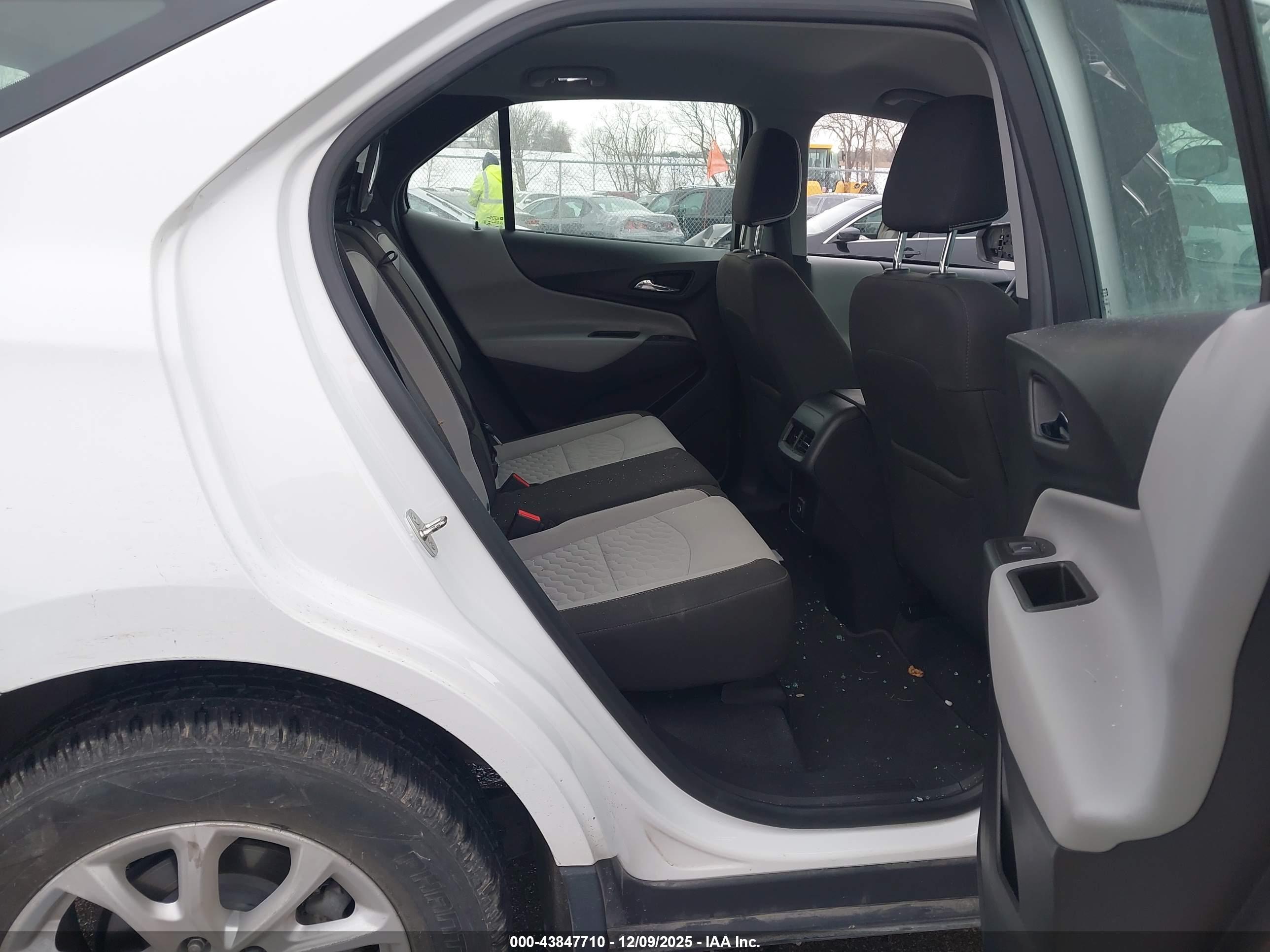 CHEVROLET EQUINOX image 8