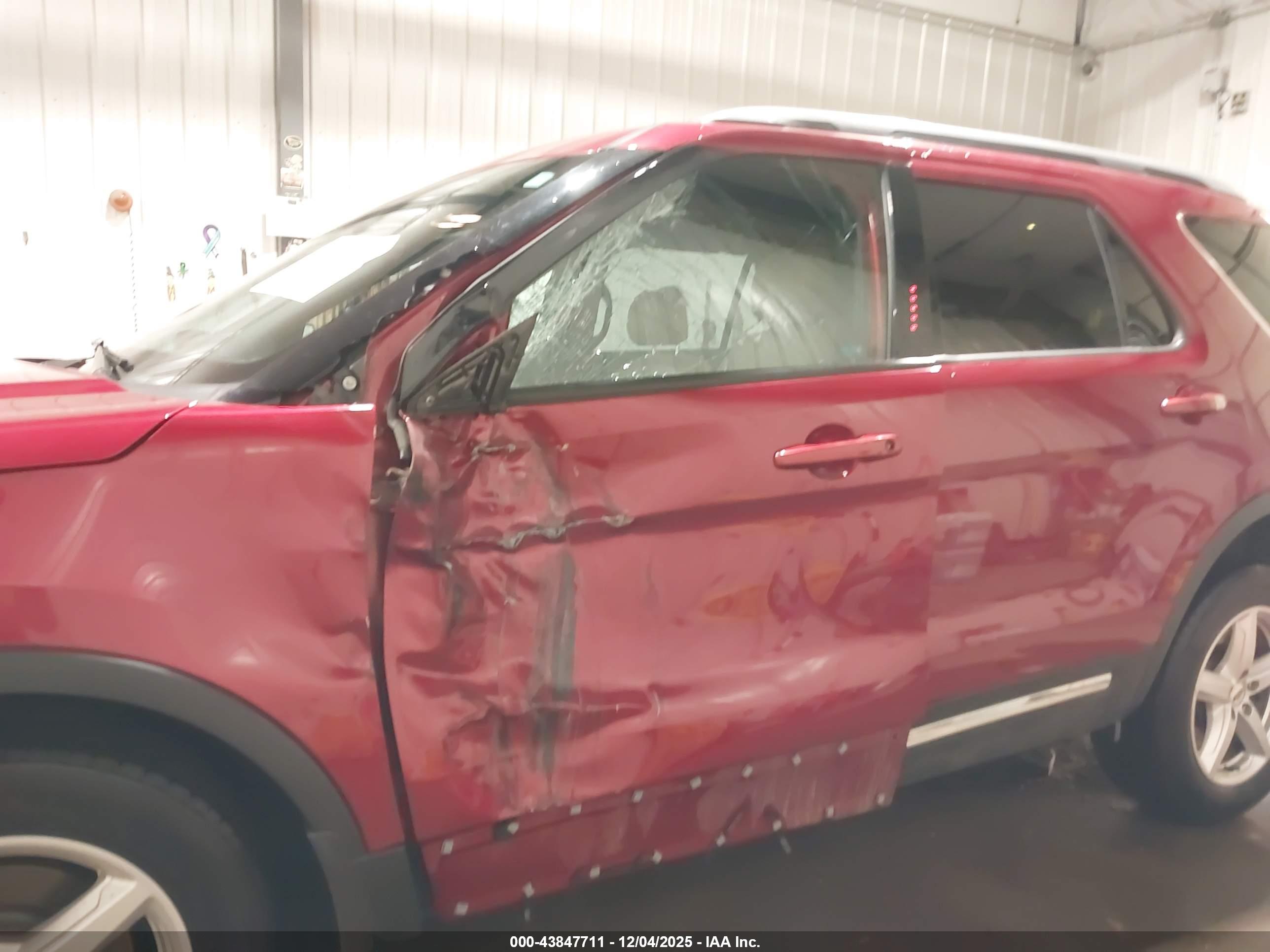 FORD EXPLORER image 6