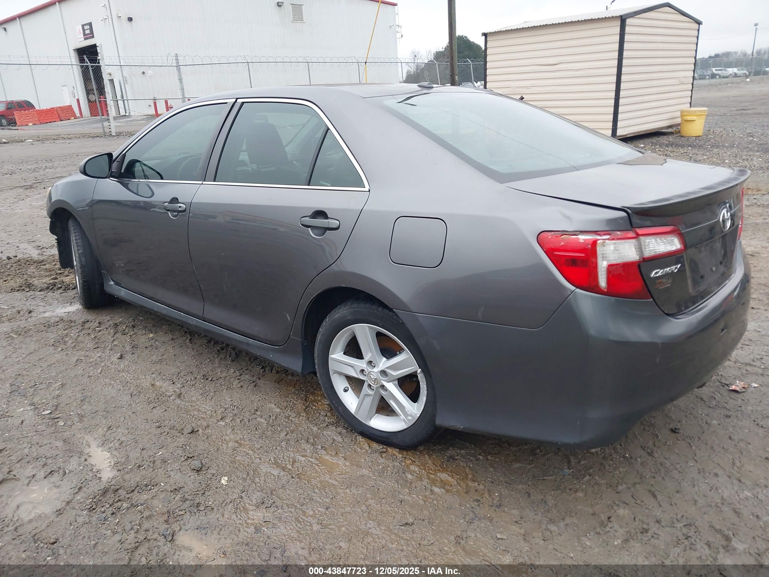 TOYOTA CAMRY image 3