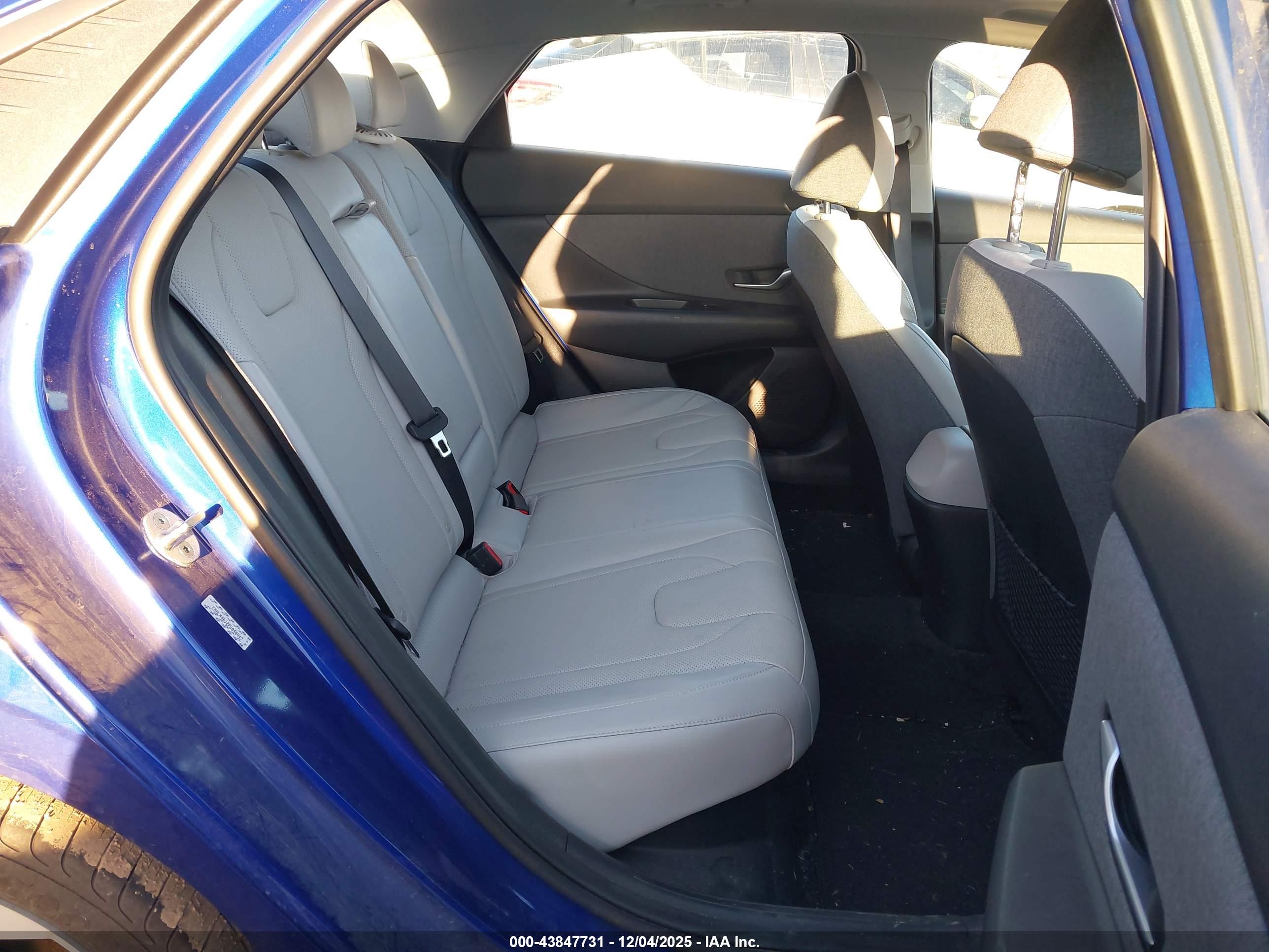 HYUNDAI ELANTRA image 8