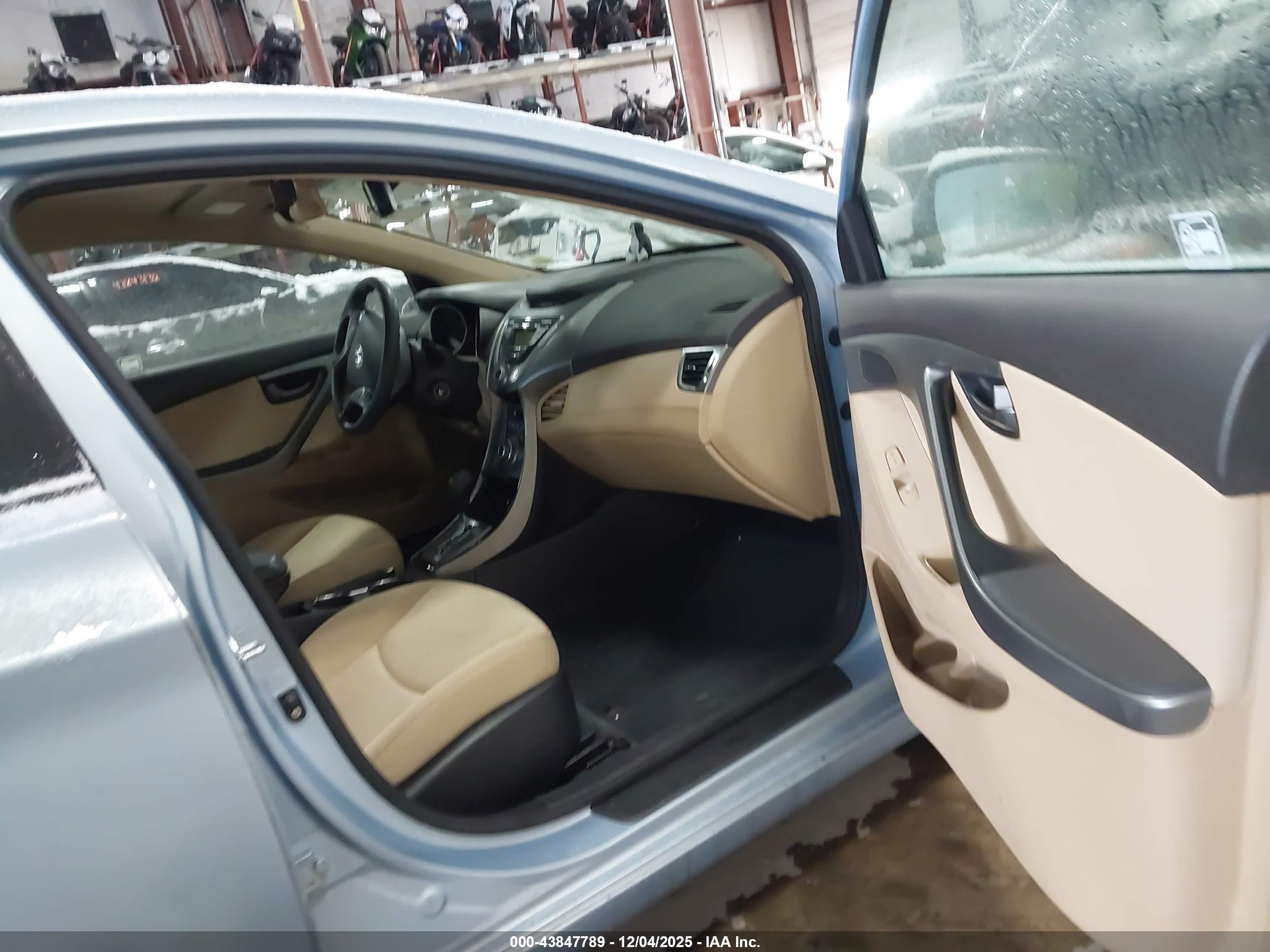 HYUNDAI ELANTRA image 5
