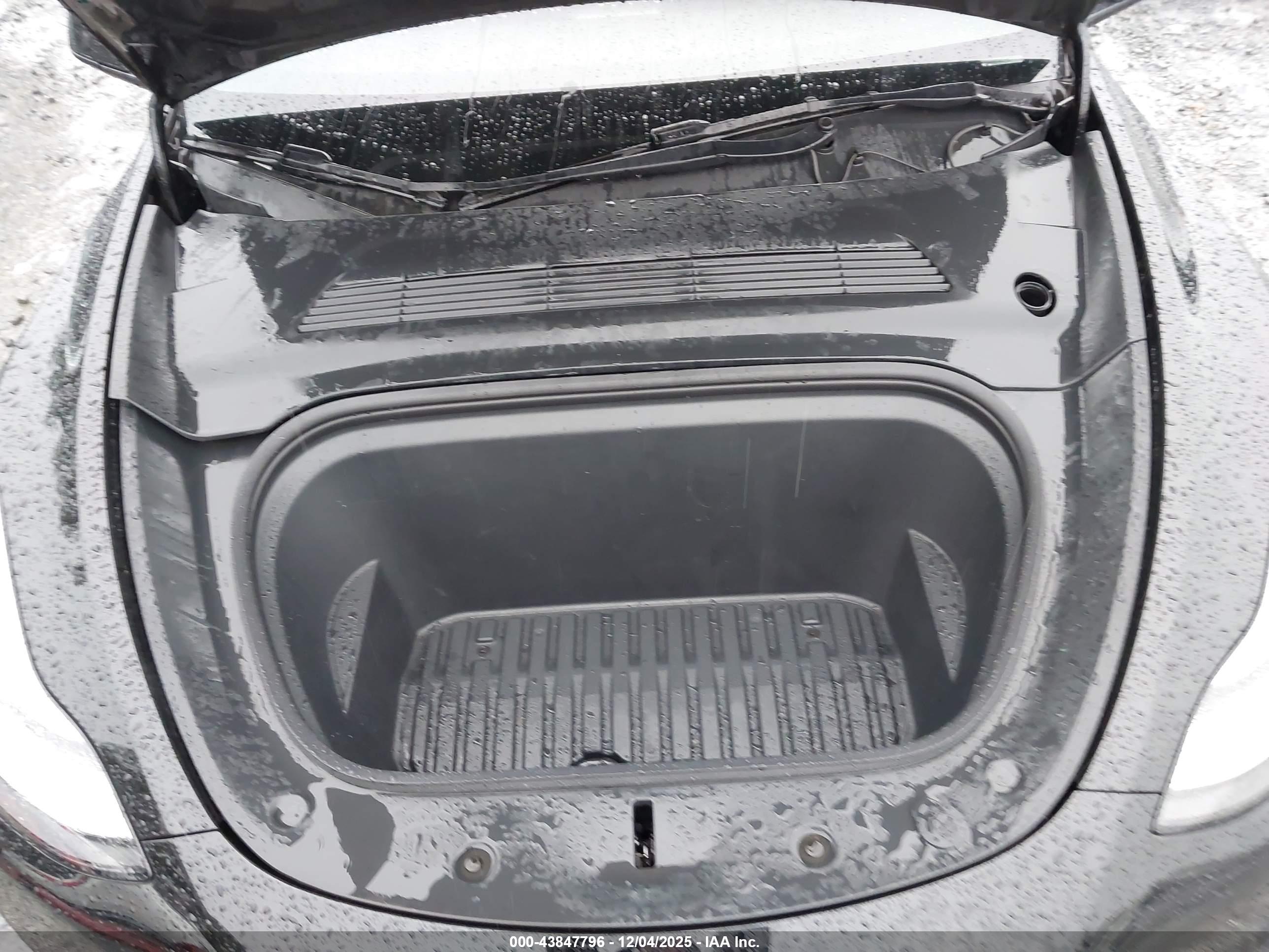 TESLA MODEL image 10