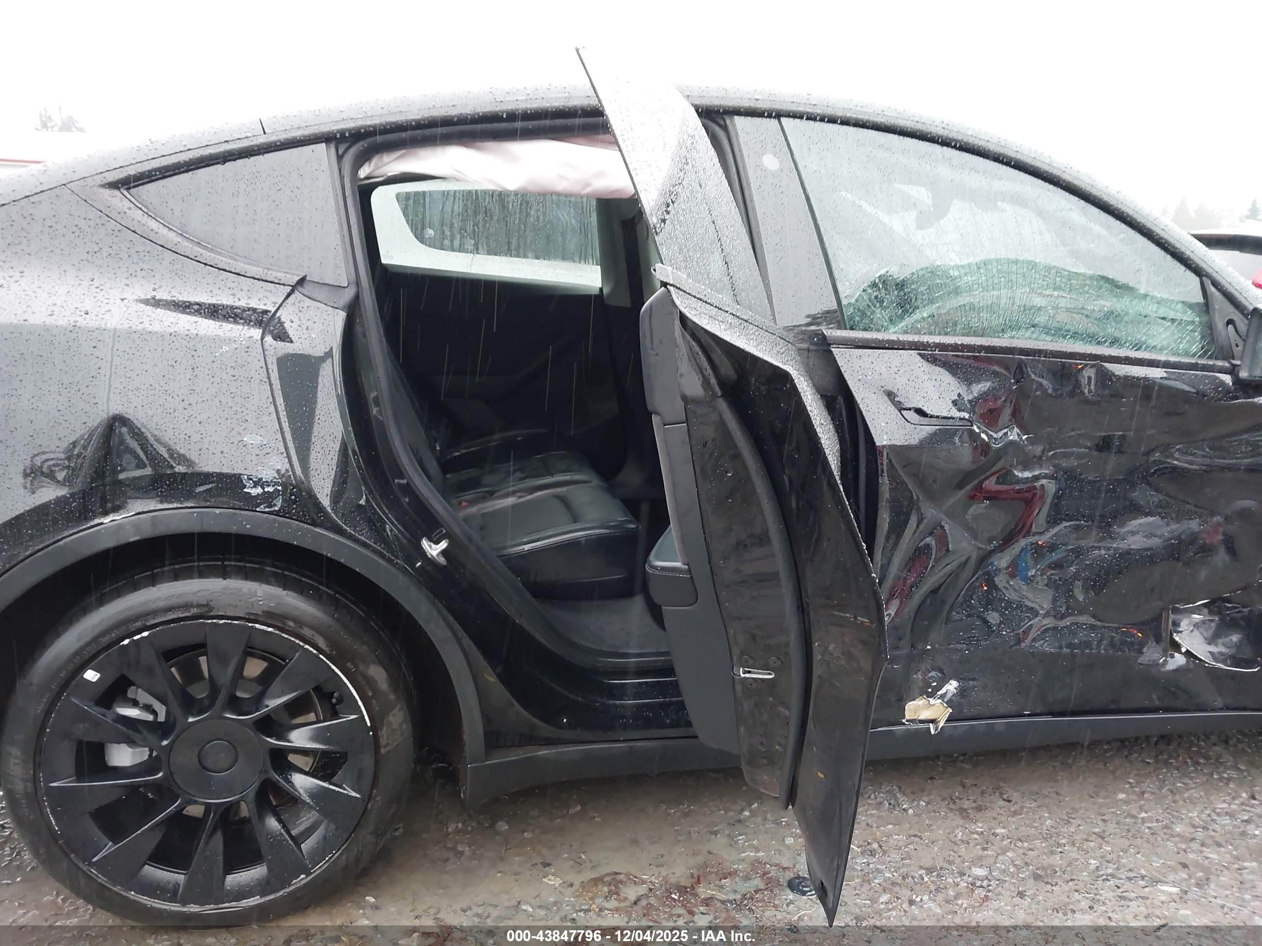 TESLA MODEL image 8