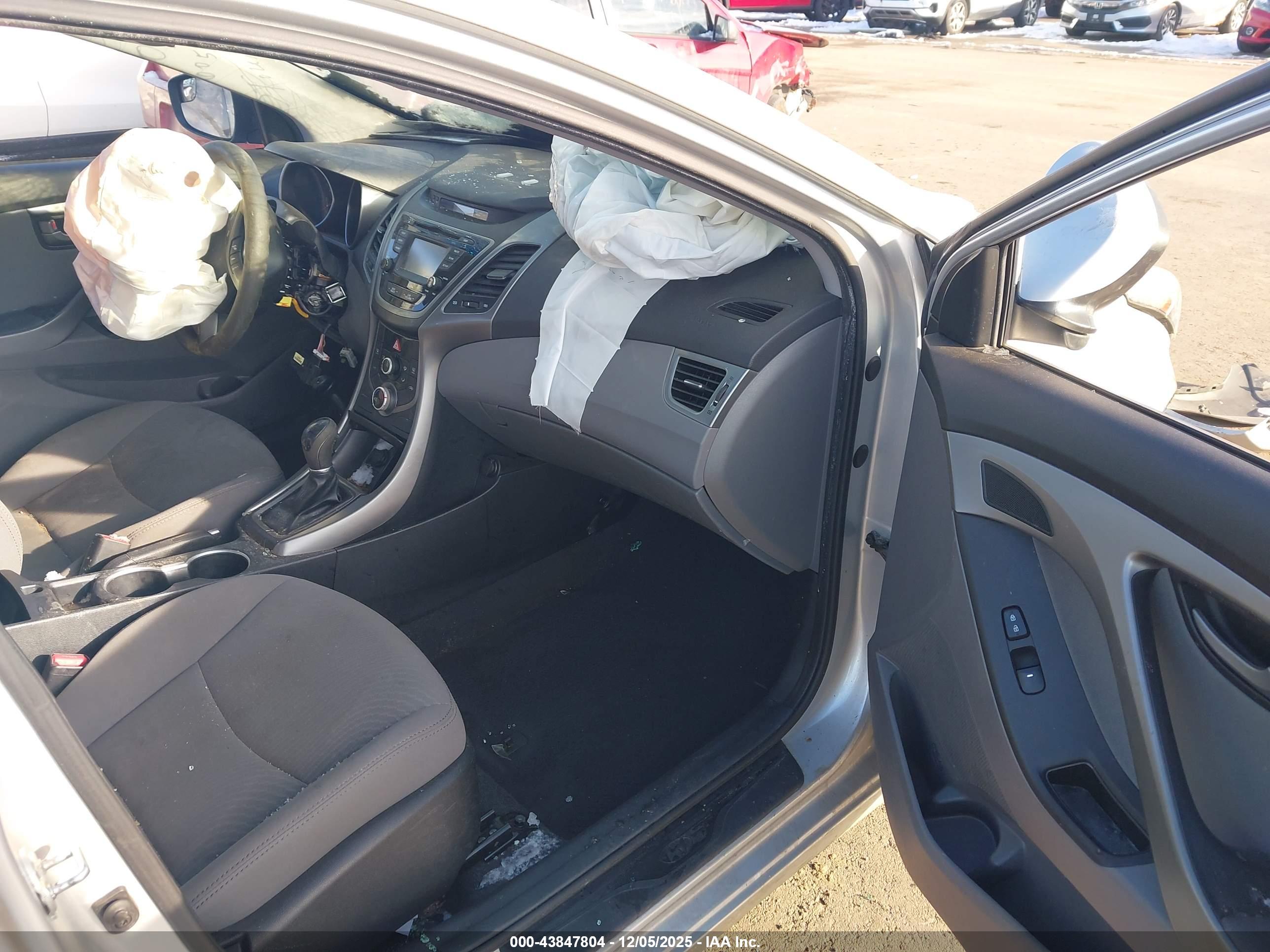 HYUNDAI ELANTRA image 5