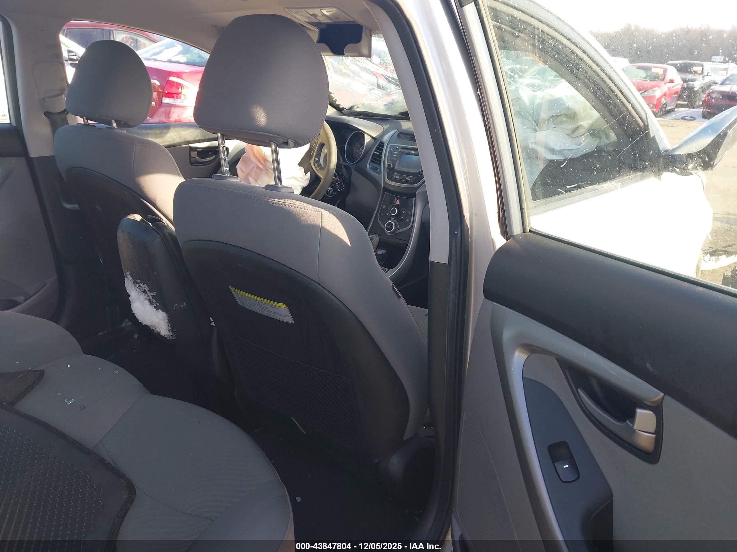 HYUNDAI ELANTRA image 8