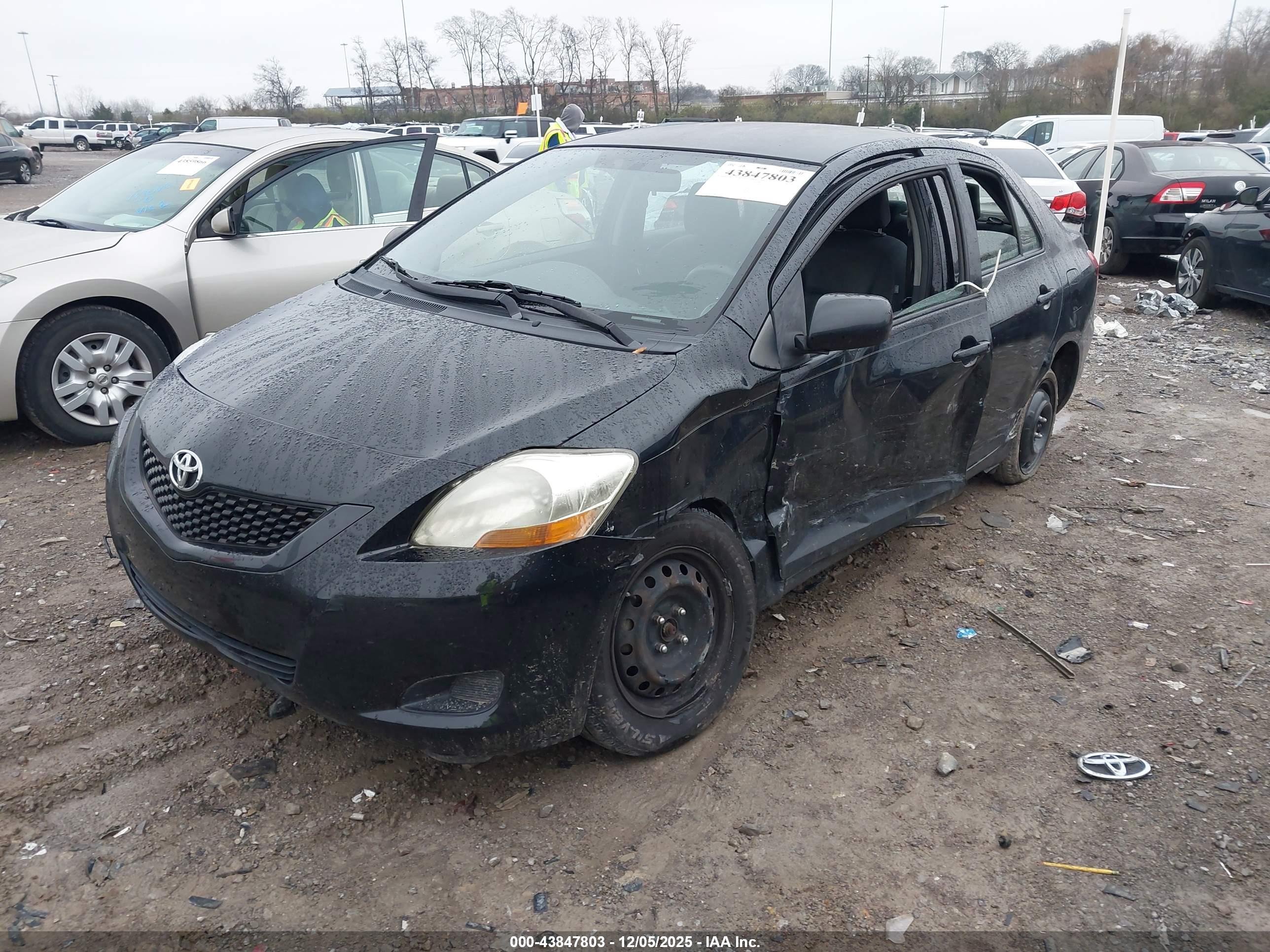 TOYOTA YARIS image 2