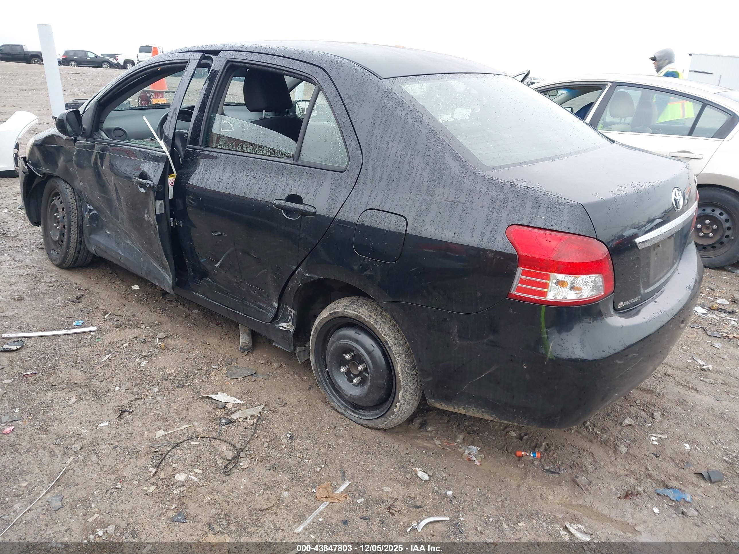 TOYOTA YARIS image 3