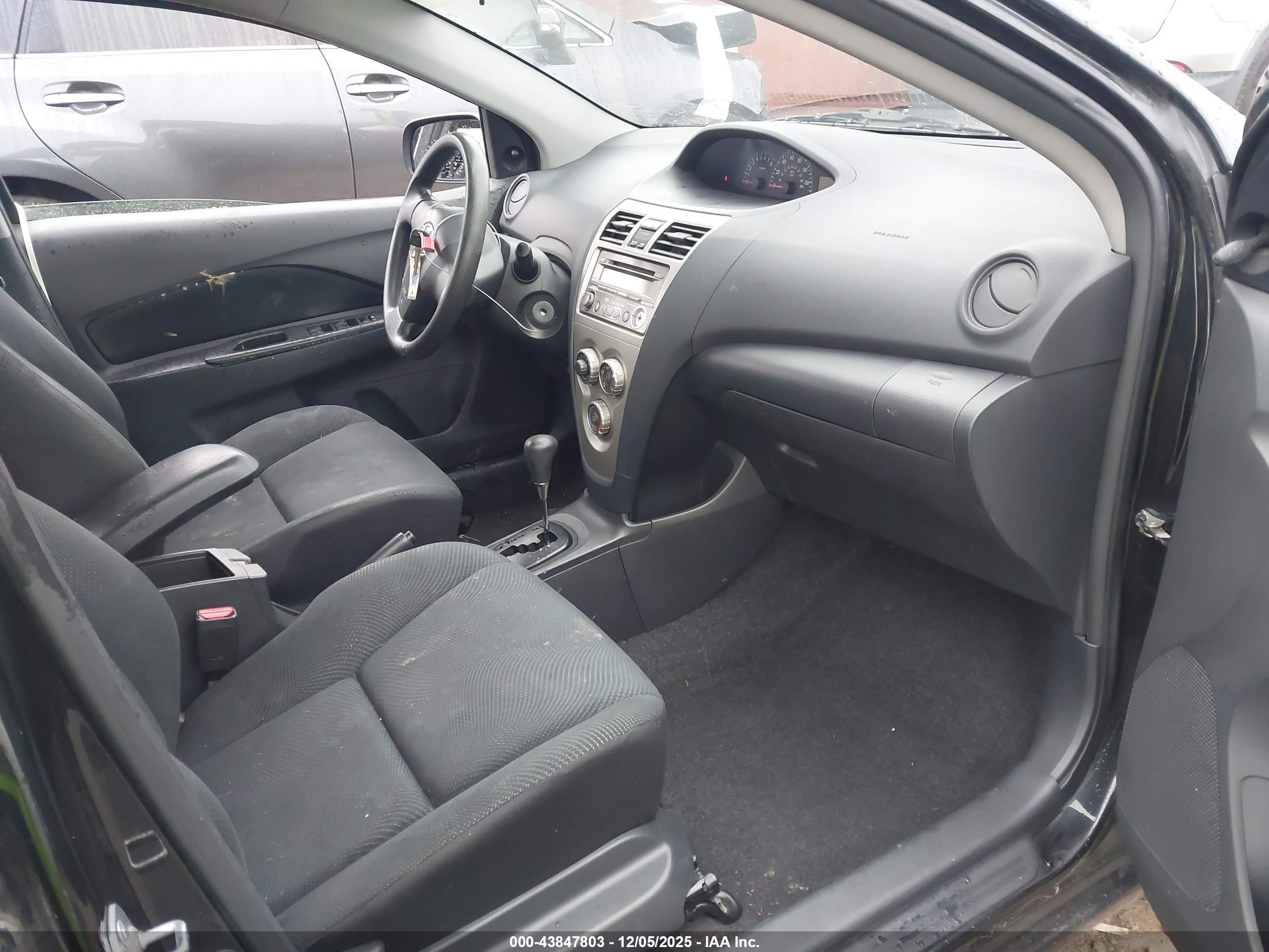 TOYOTA YARIS image 5