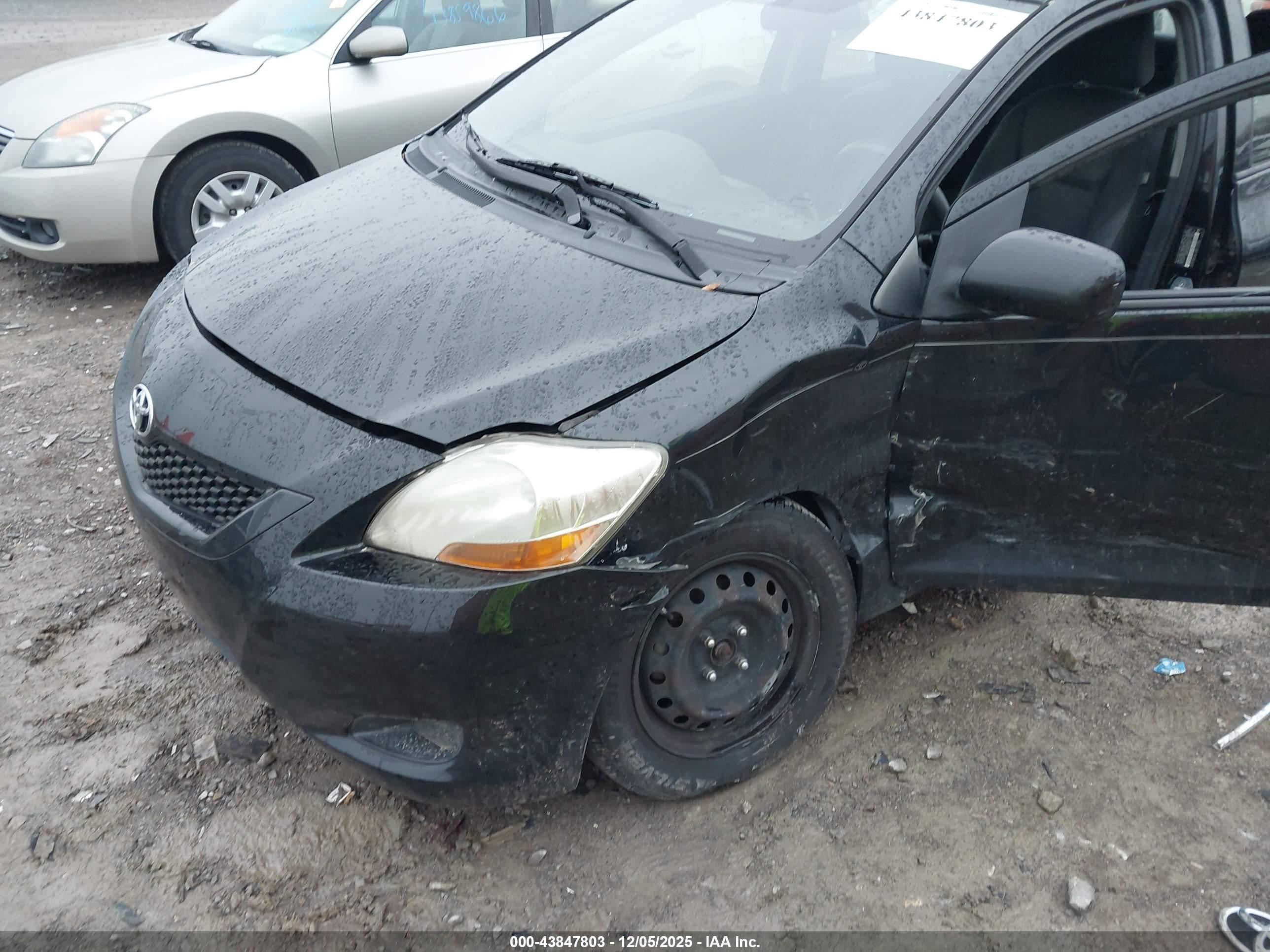 TOYOTA YARIS image 6