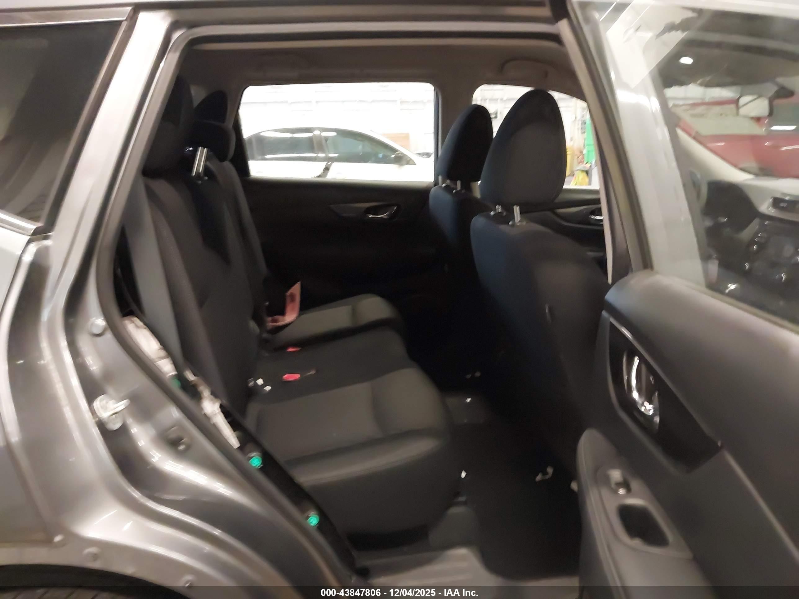 NISSAN ROGUE image 8