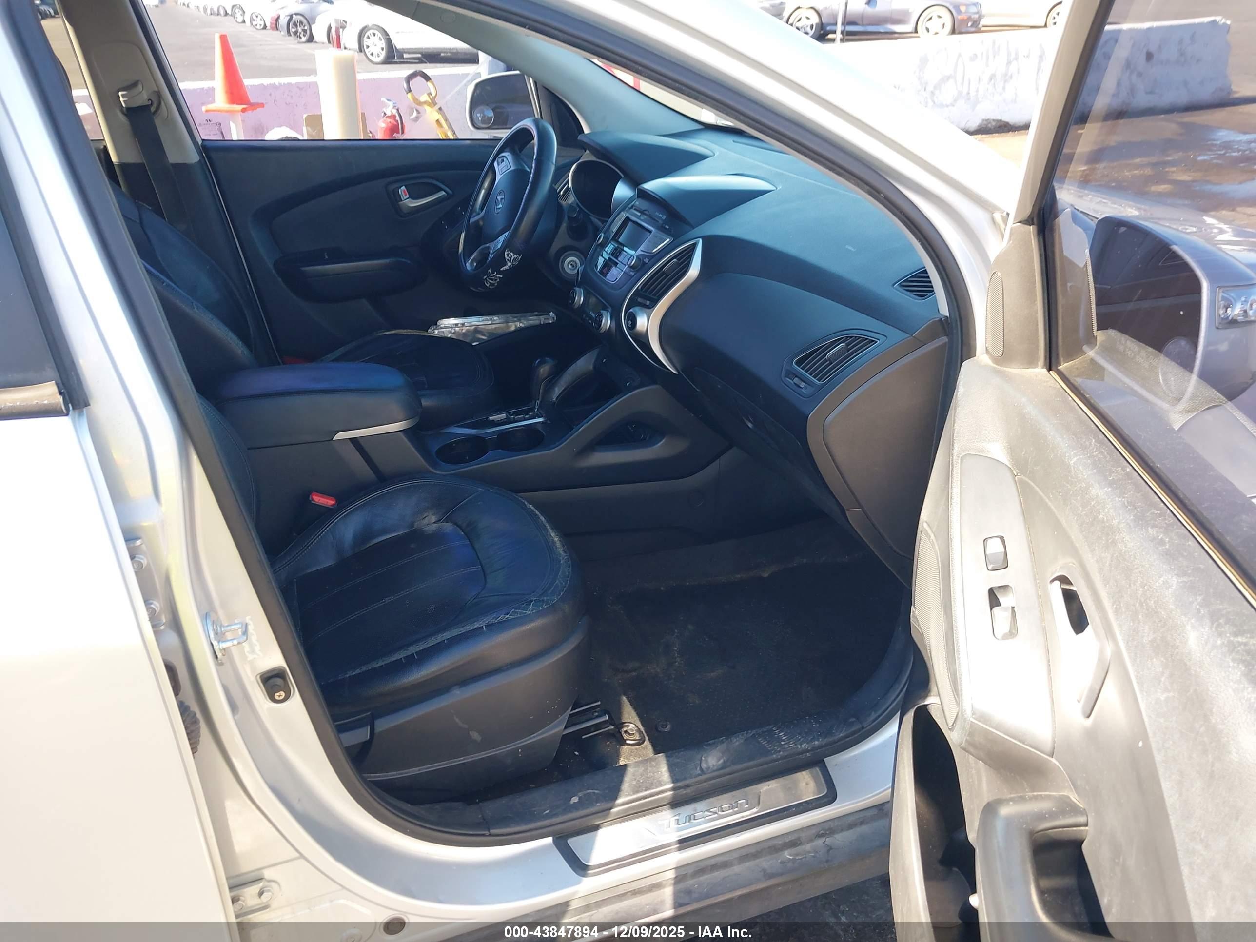 HYUNDAI TUCSON image 5