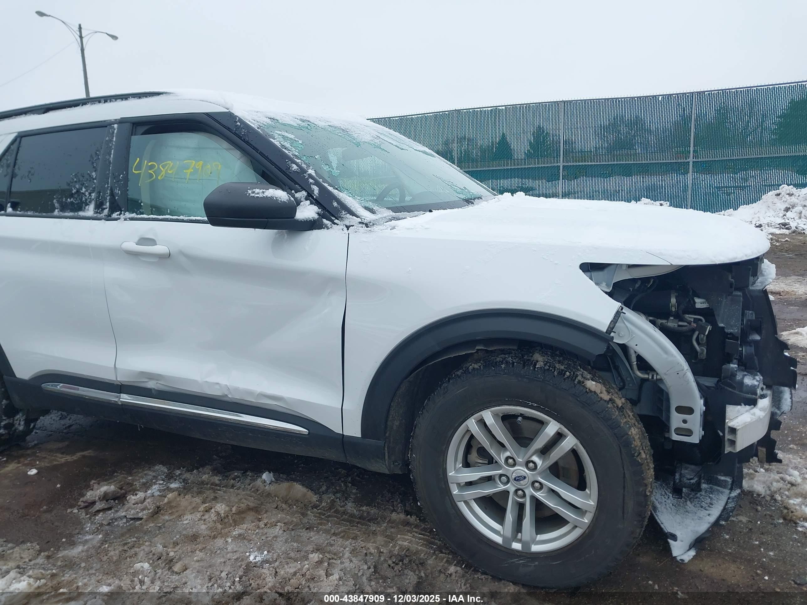 FORD EXPLORER image 6