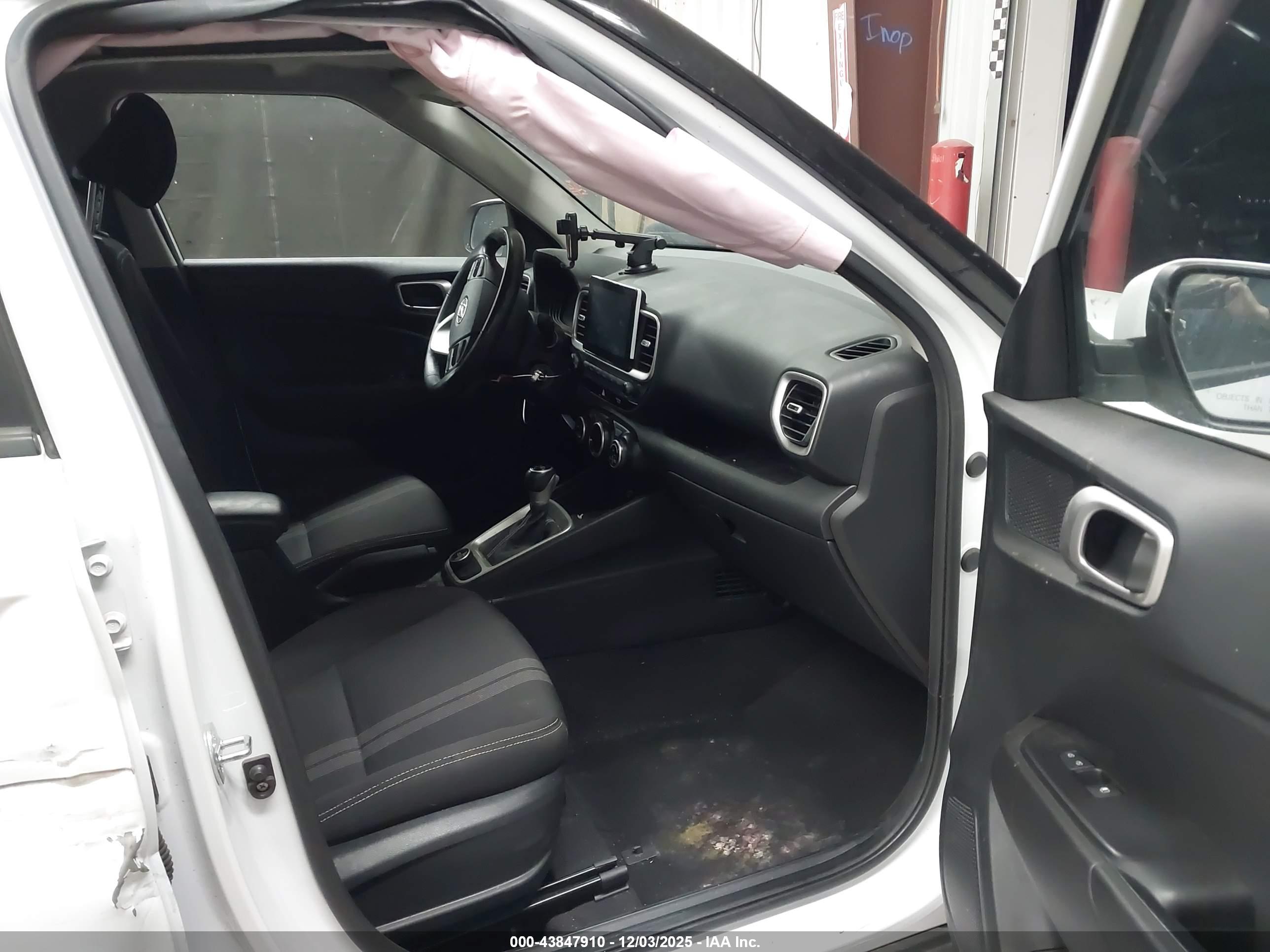 HYUNDAI VENUE image 5