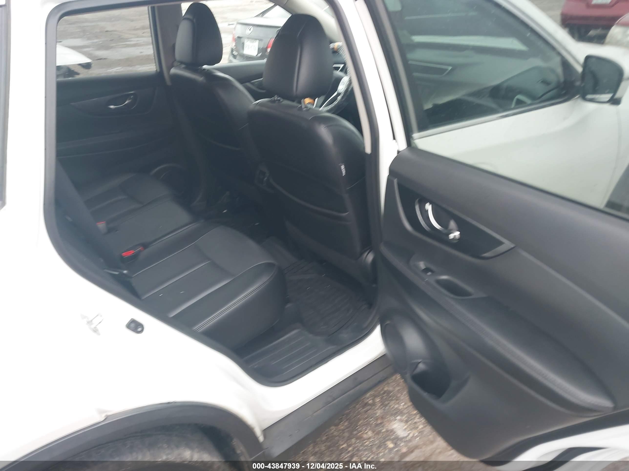 NISSAN ROGUE image 8