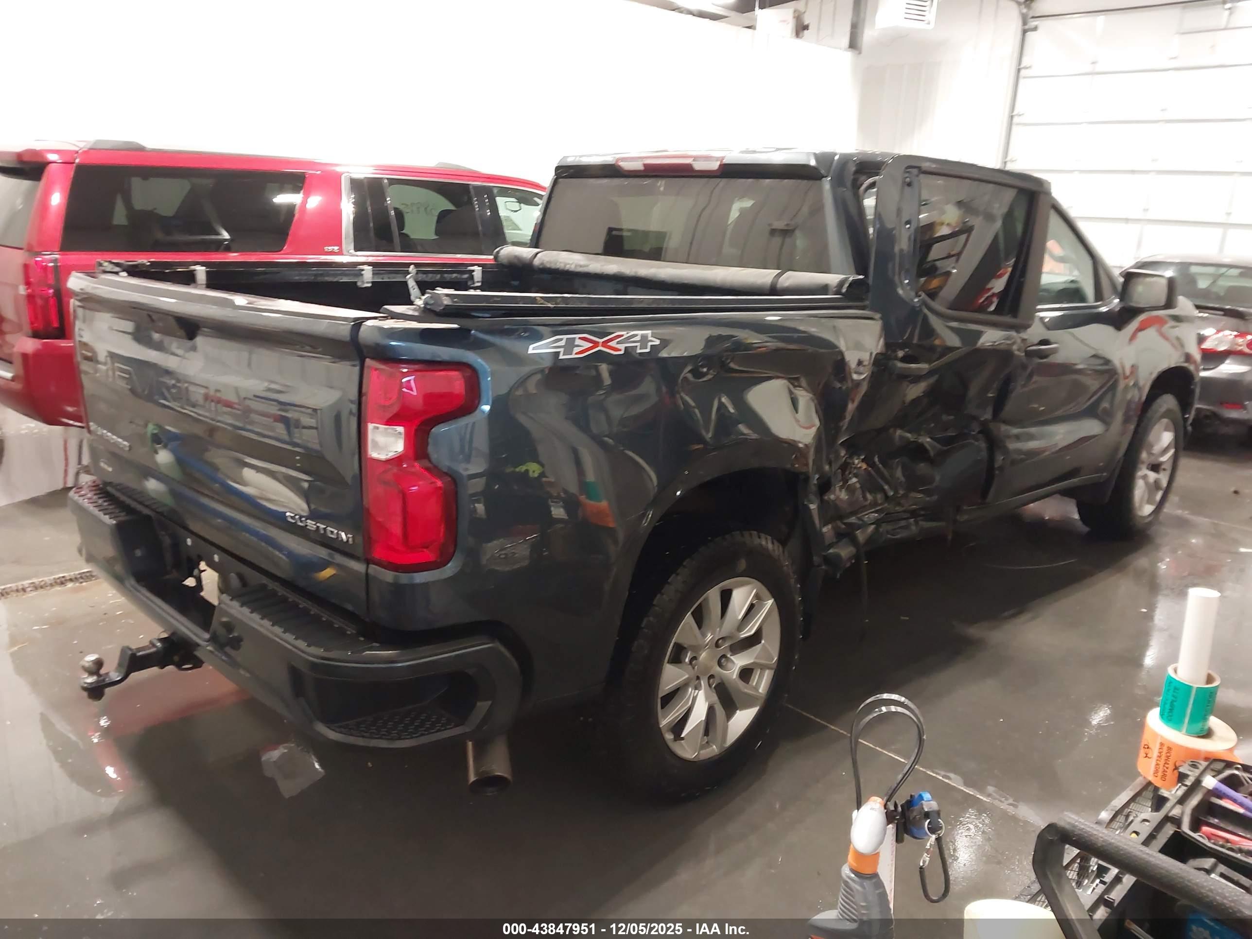 CHEVROLET SILVERADO image 4