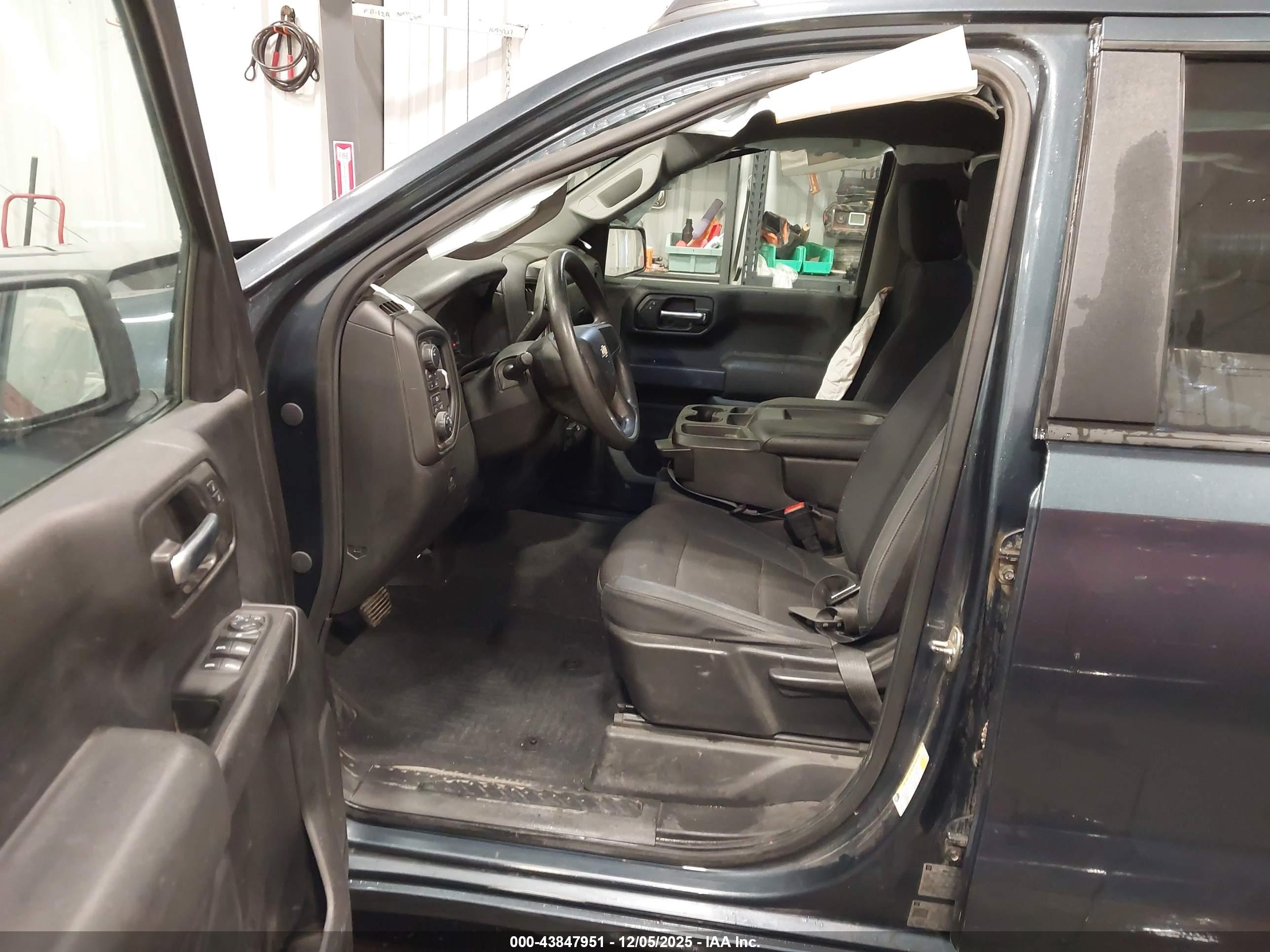 CHEVROLET SILVERADO image 5