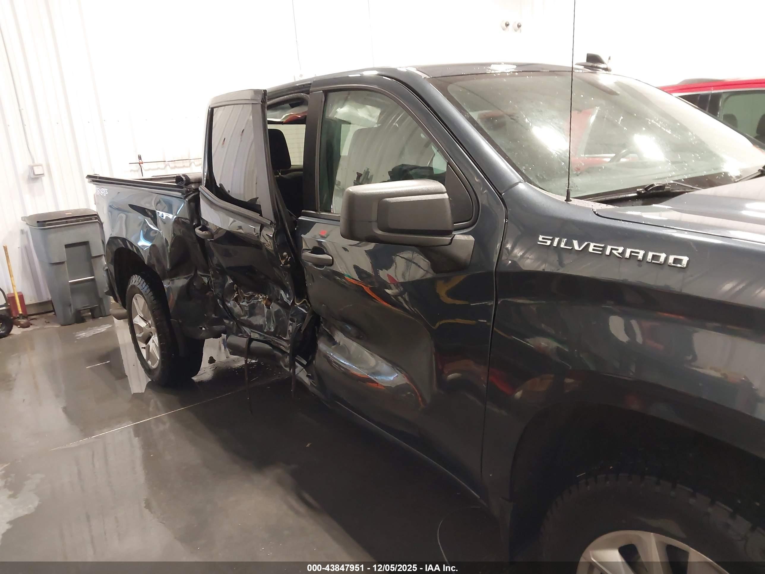 CHEVROLET SILVERADO image 6