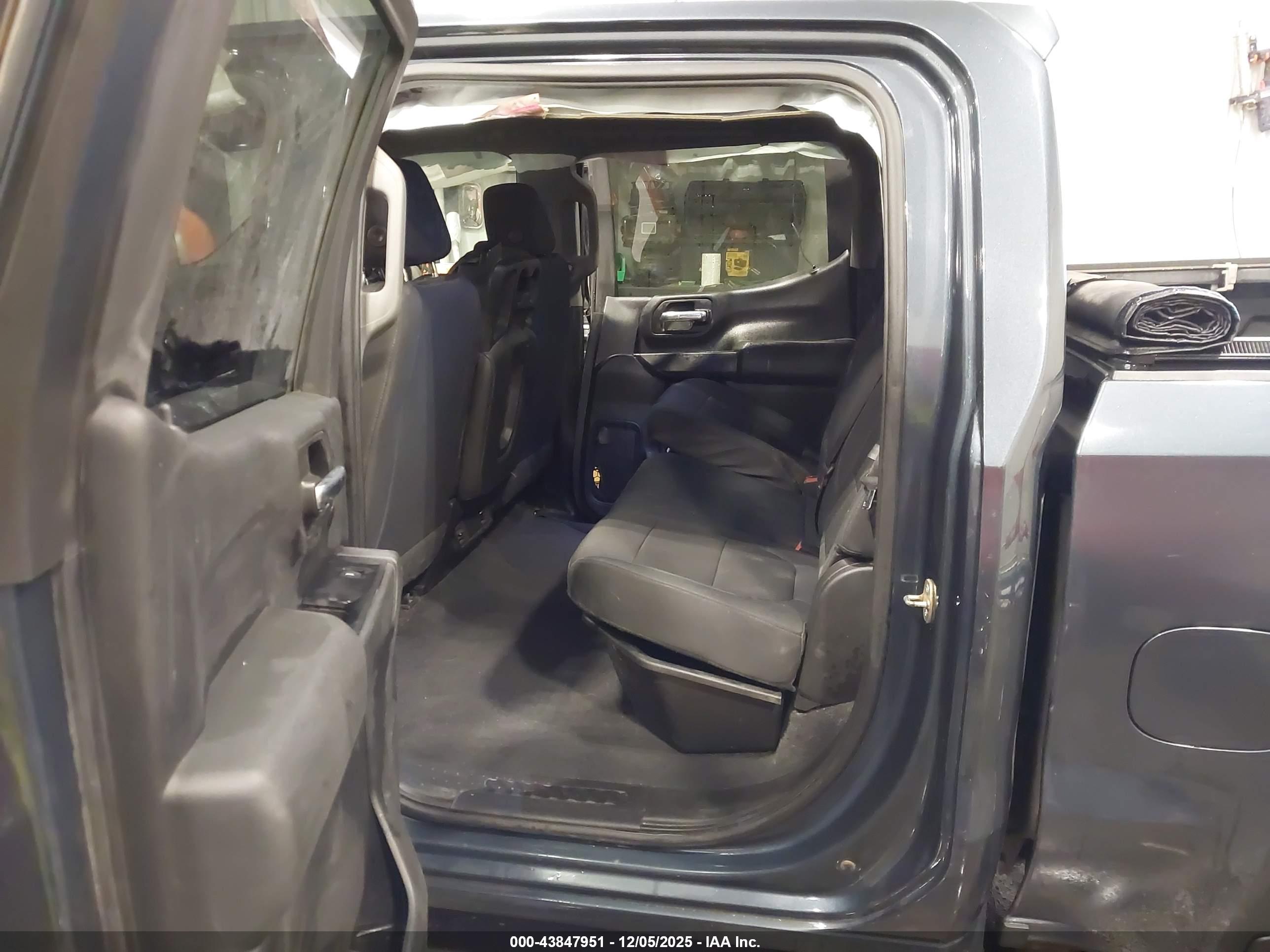 CHEVROLET SILVERADO image 8