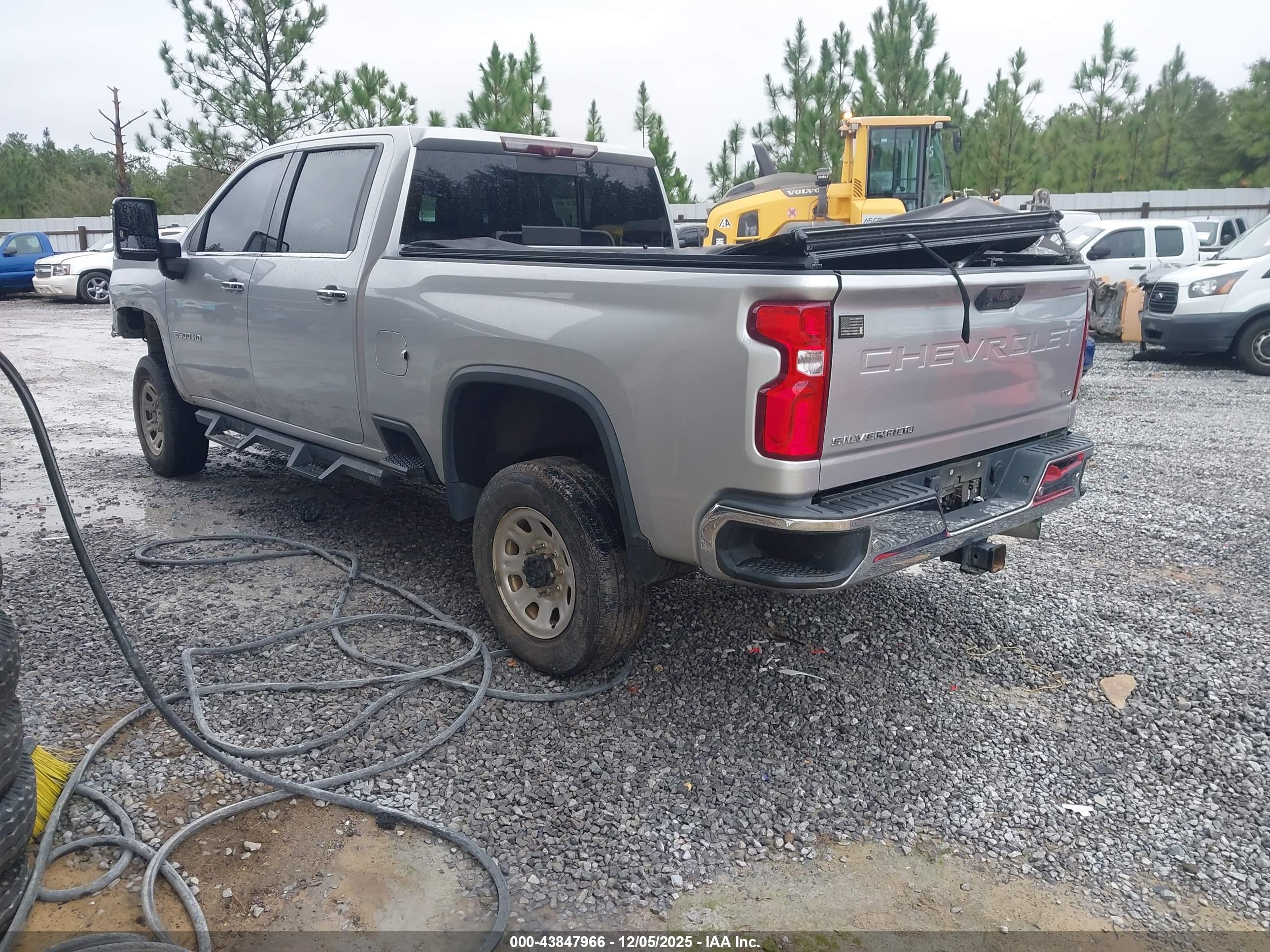 CHEVROLET SILVERADO image 3