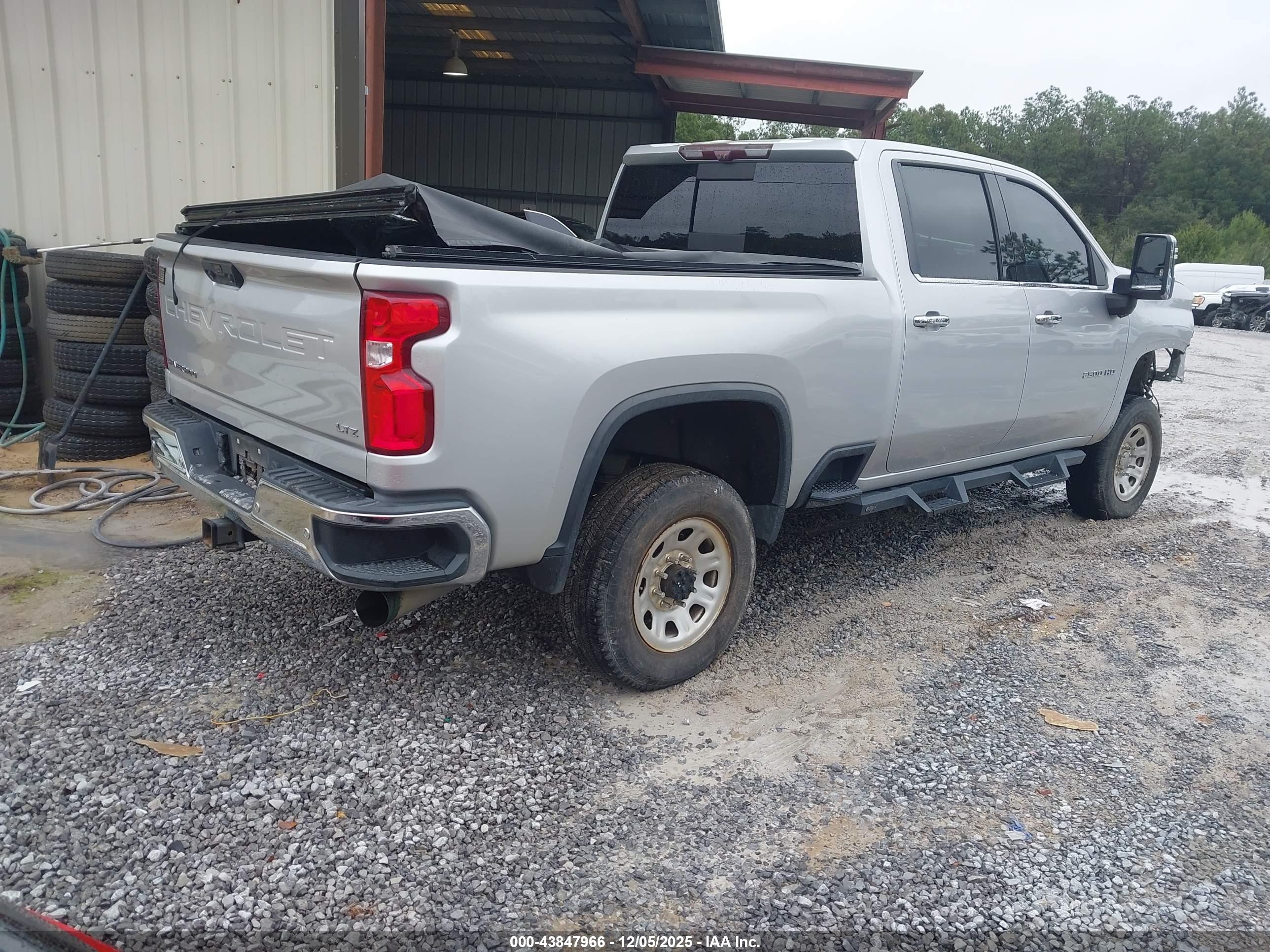 CHEVROLET SILVERADO image 4